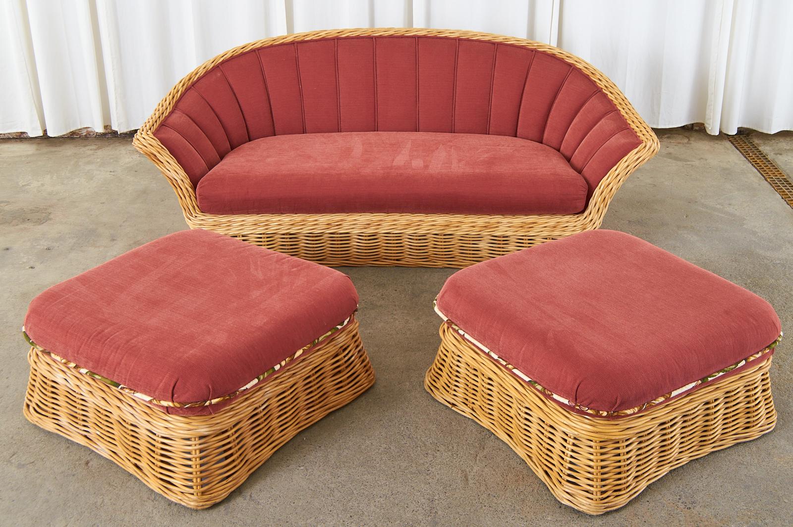 Gewebtes Rattan-Sofa im Michael Taylor-Stil und passende Ottomane (amerikanisch) im Angebot