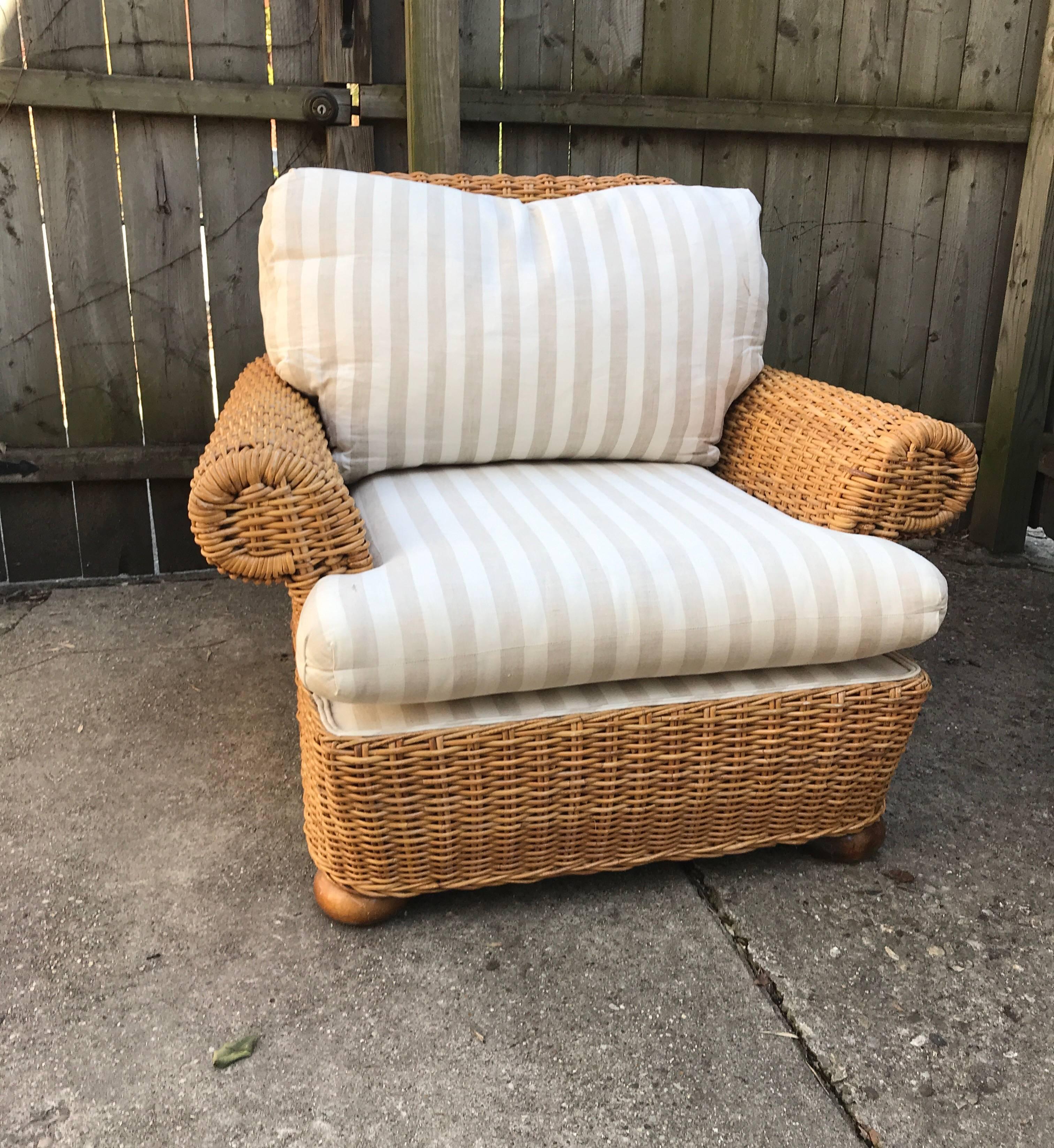 Un fauteuil en rotin tressé à grande échelle par Walters Wicker de New York dans le style de Michael Taylor. 
Idéal à l'intérieur ou sous le porche.