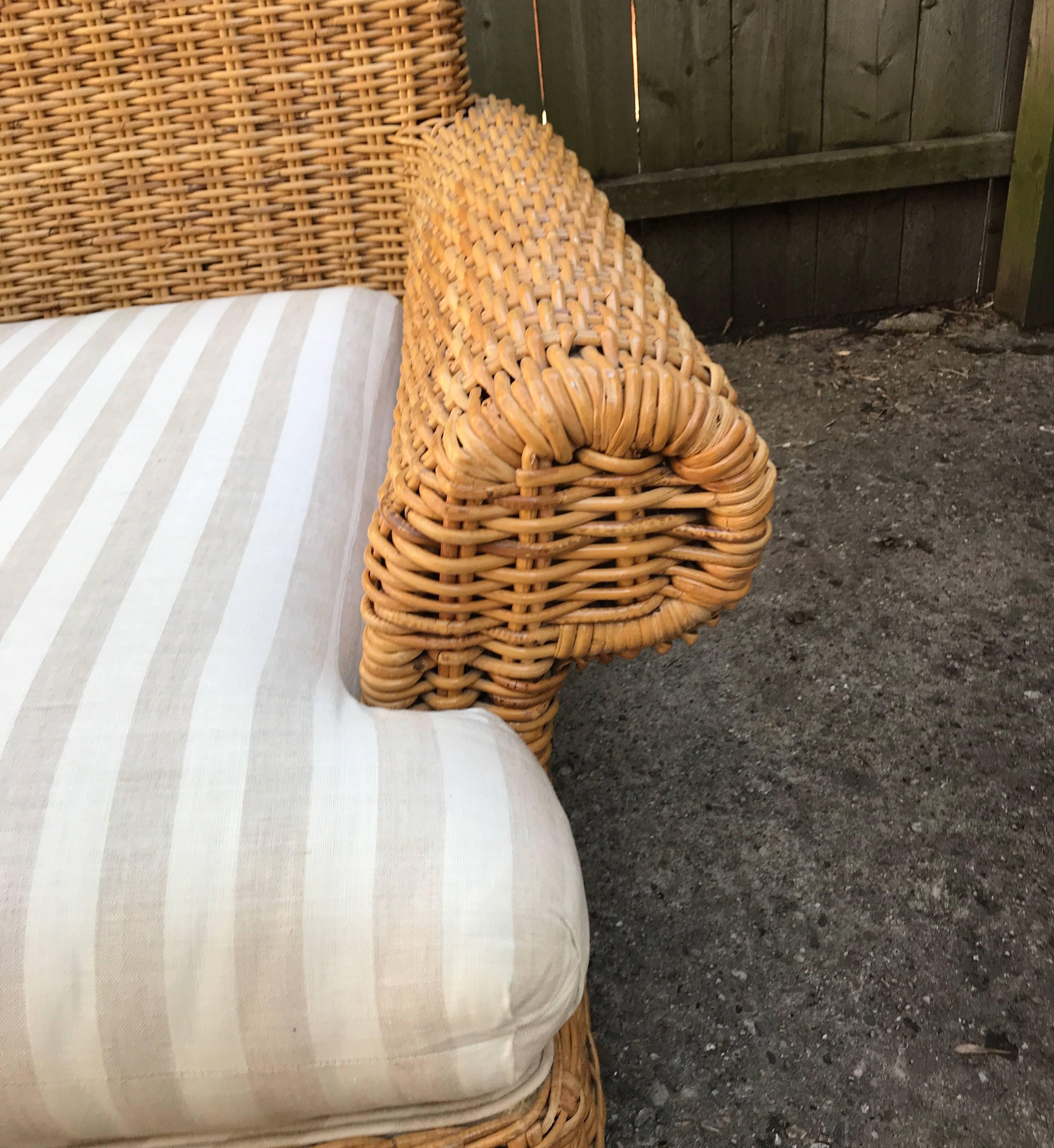 Chaise longue en osier tressé et rotin style Michael Taylor 1