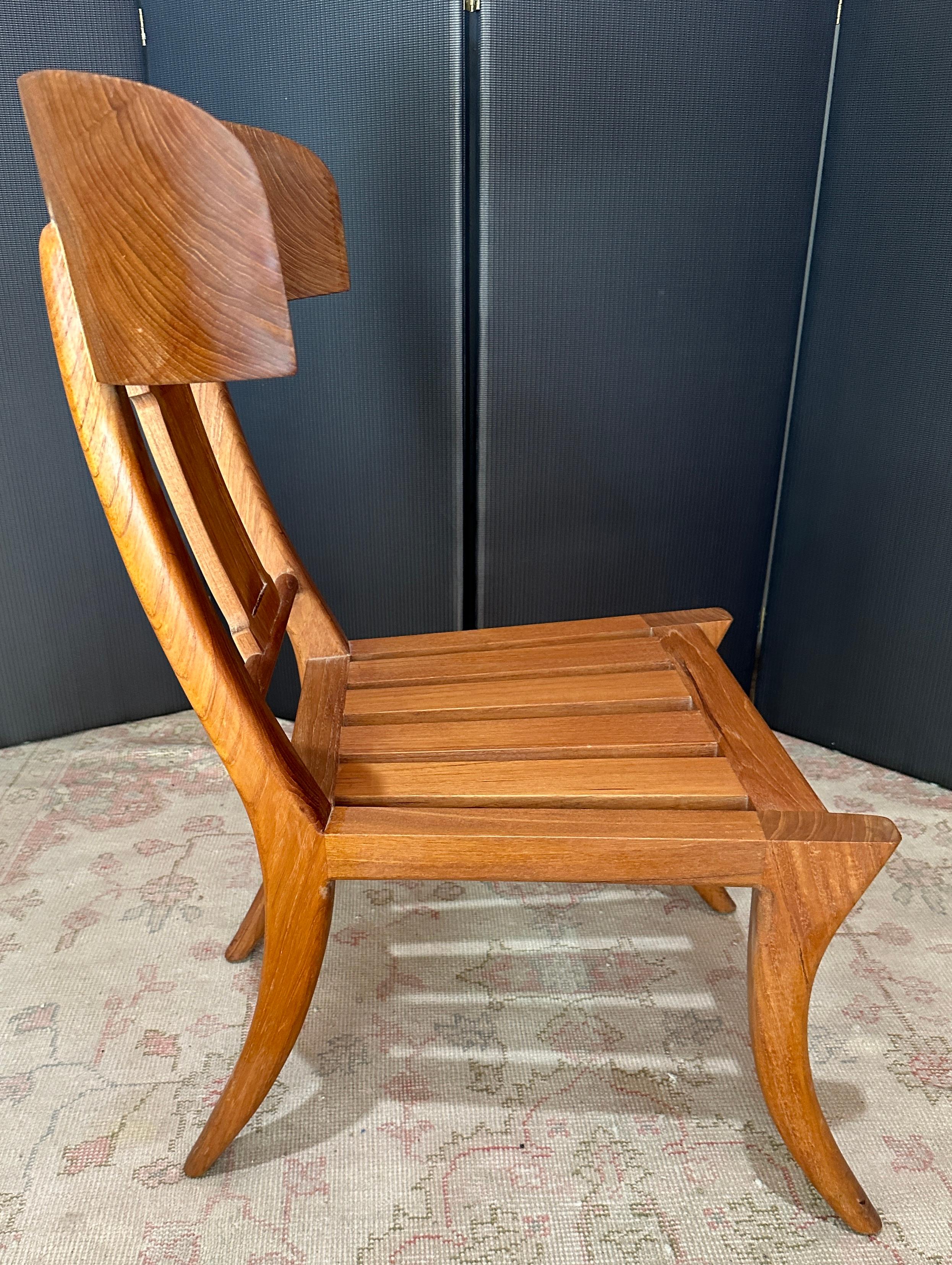 Michael Taylor è stato un famoso designer d'interni e ha anche disegnato
una serie di mobili. 
Il design del Klismos risale anche alle sedie dell'Antico Egitto.
come greco antico. Il design è molto comodo ed elegante.
ed è rimasto 