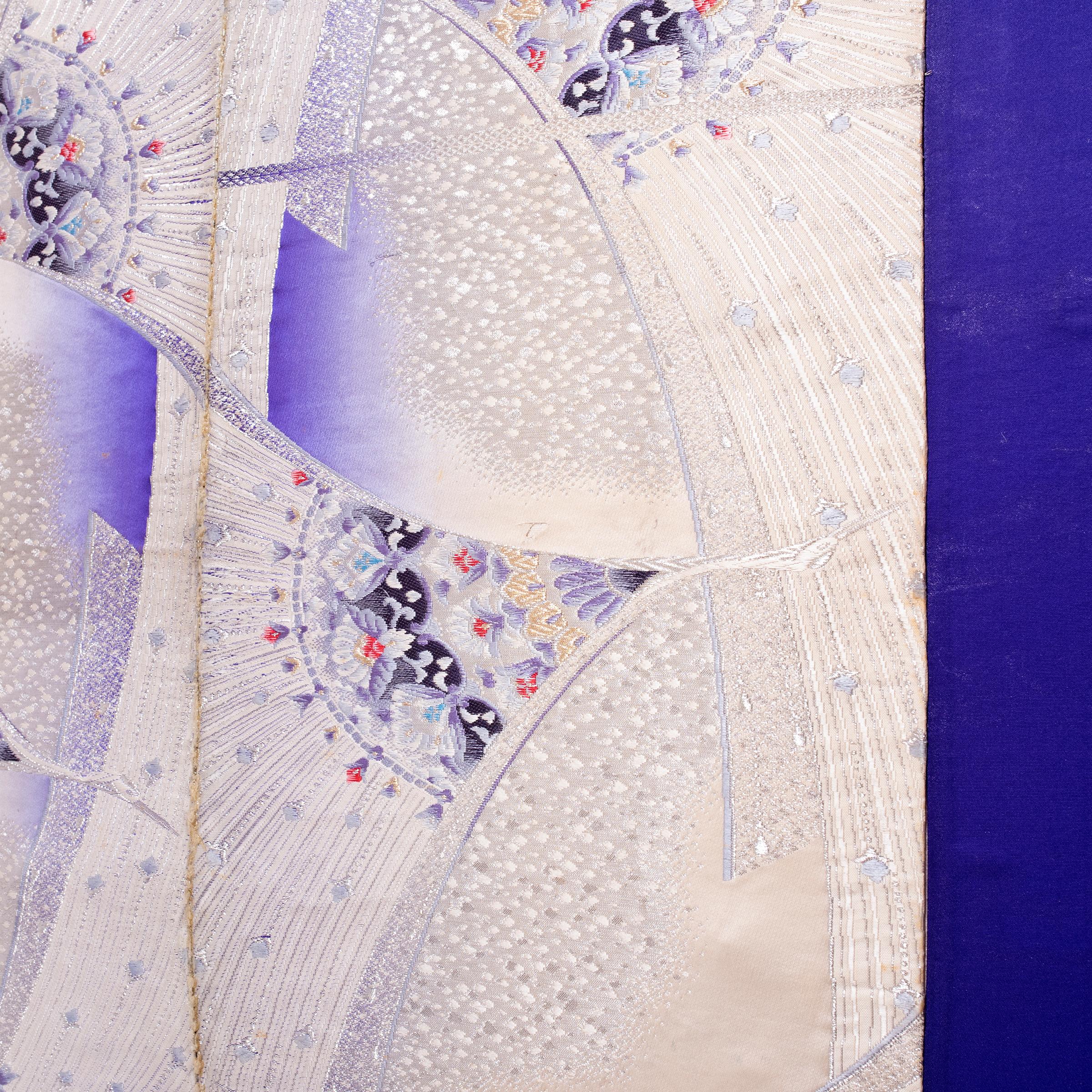 L'artiste Michael Thompson, basé à Chicago, crée des cerfs-volants uniques à partir de cadres en bambou fendu recouverts de mousseline tendue et d'un collage de documents éphémères asiatiques vintage - notamment des fragments de tissu, des rouleaux,