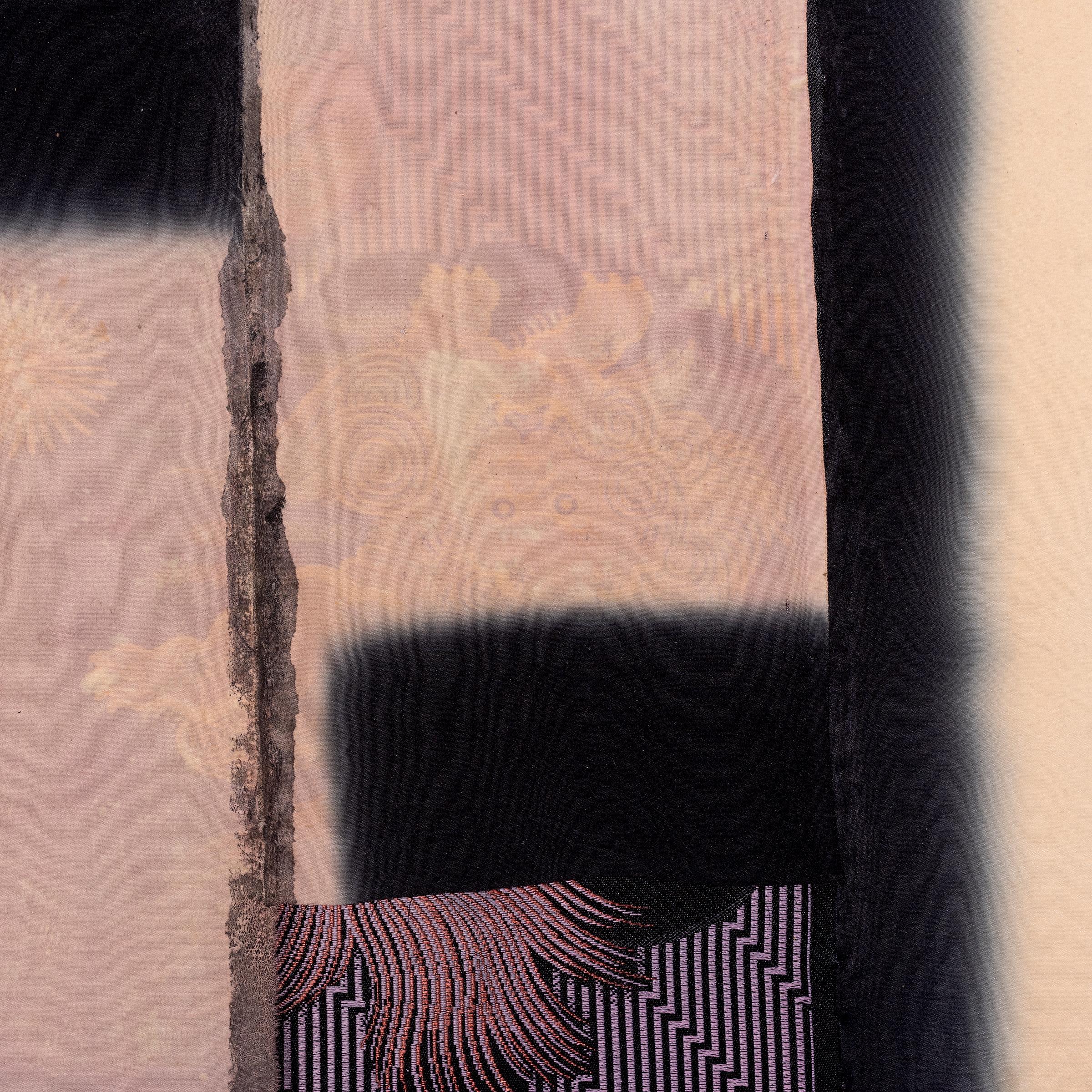 Der in Chicago lebende Künstler Michael Thompson kreiert einzigartige Drachen aus gespaltenen Bambusrahmen, die mit gespanntem Musselin und einer Collage aus alten asiatischen Ephemera - darunter Stofffragmente, Schriftrollen, Zeichnungen und