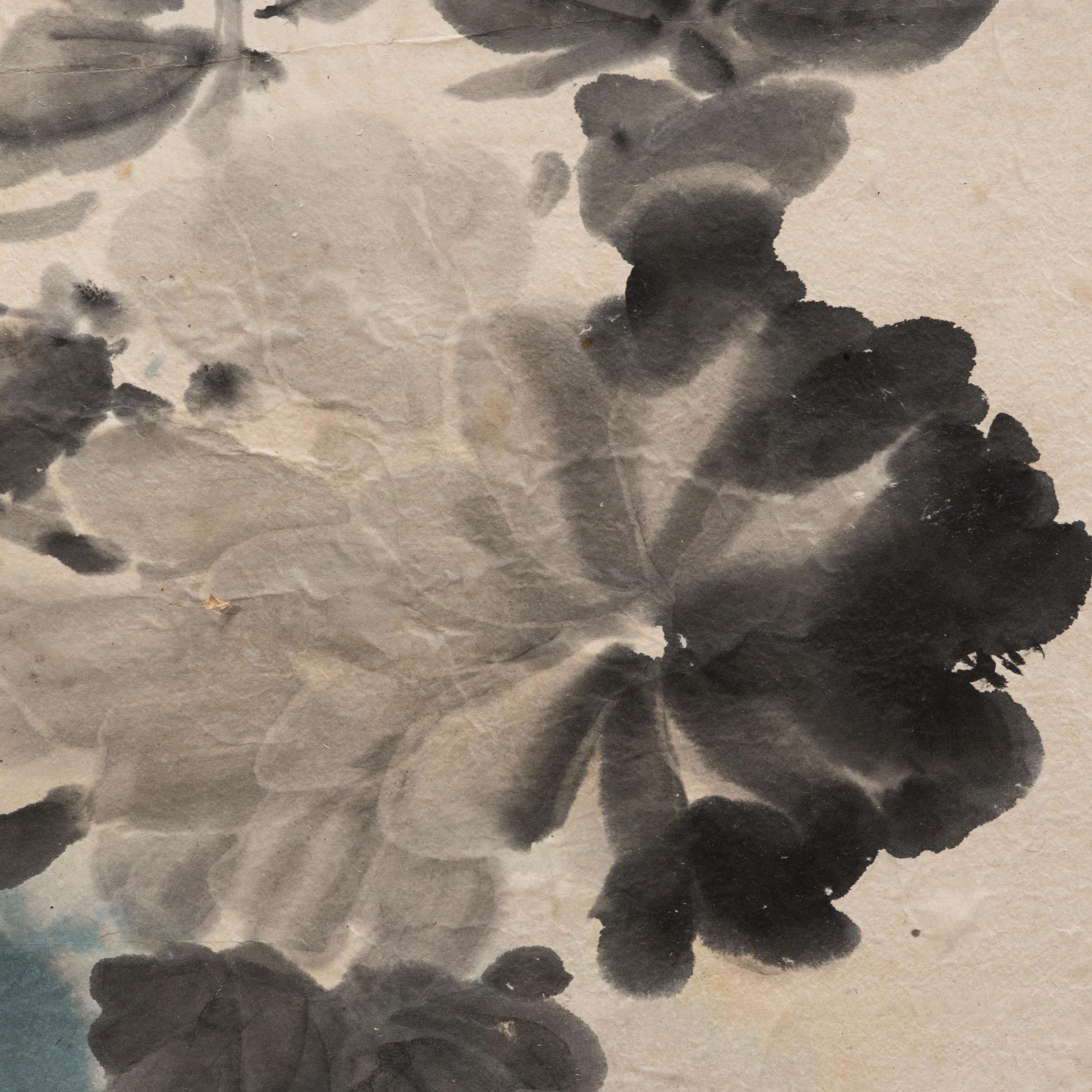 Der in Chicago, Illinois, ansässige zeitgenössische Künstler Michael Thompson schafft einzigartige Drachen, Collagen und Mixed-Media-Arbeiten, die er aus Materialfragmenten der Vergangenheit und Gegenwart zusammensetzt, die er auf seinen Reisen