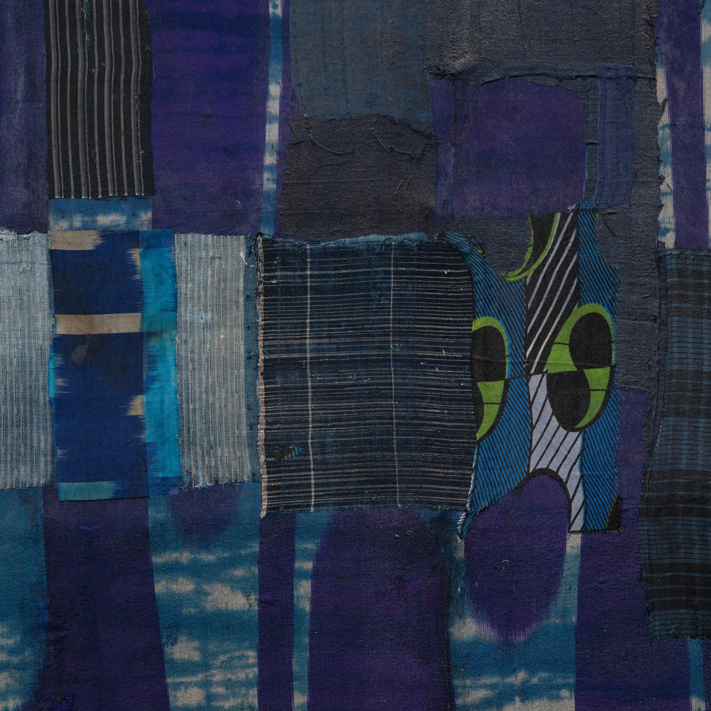 Der in Chicago, Illinois, ansässige zeitgenössische Künstler Michael Thompson schafft einzigartige Drachen, Collagen und Mixed-Media-Arbeiten, die er aus Materialfragmenten der Vergangenheit und Gegenwart zusammensetzt, die er auf seinen Reisen