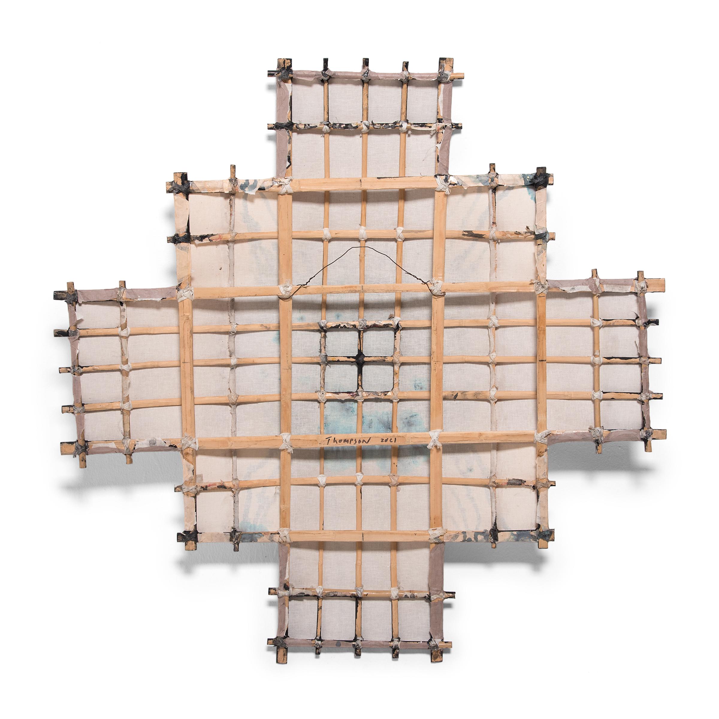 L'artiste Michael Thompson, basé à Chicago, crée des cerfs-volants uniques à partir de cadres en bambou fendu recouverts de mousseline tendue et d'un collage d'éphémères asiatiques vintage - y compris des fragments de tissu, des rouleaux, des