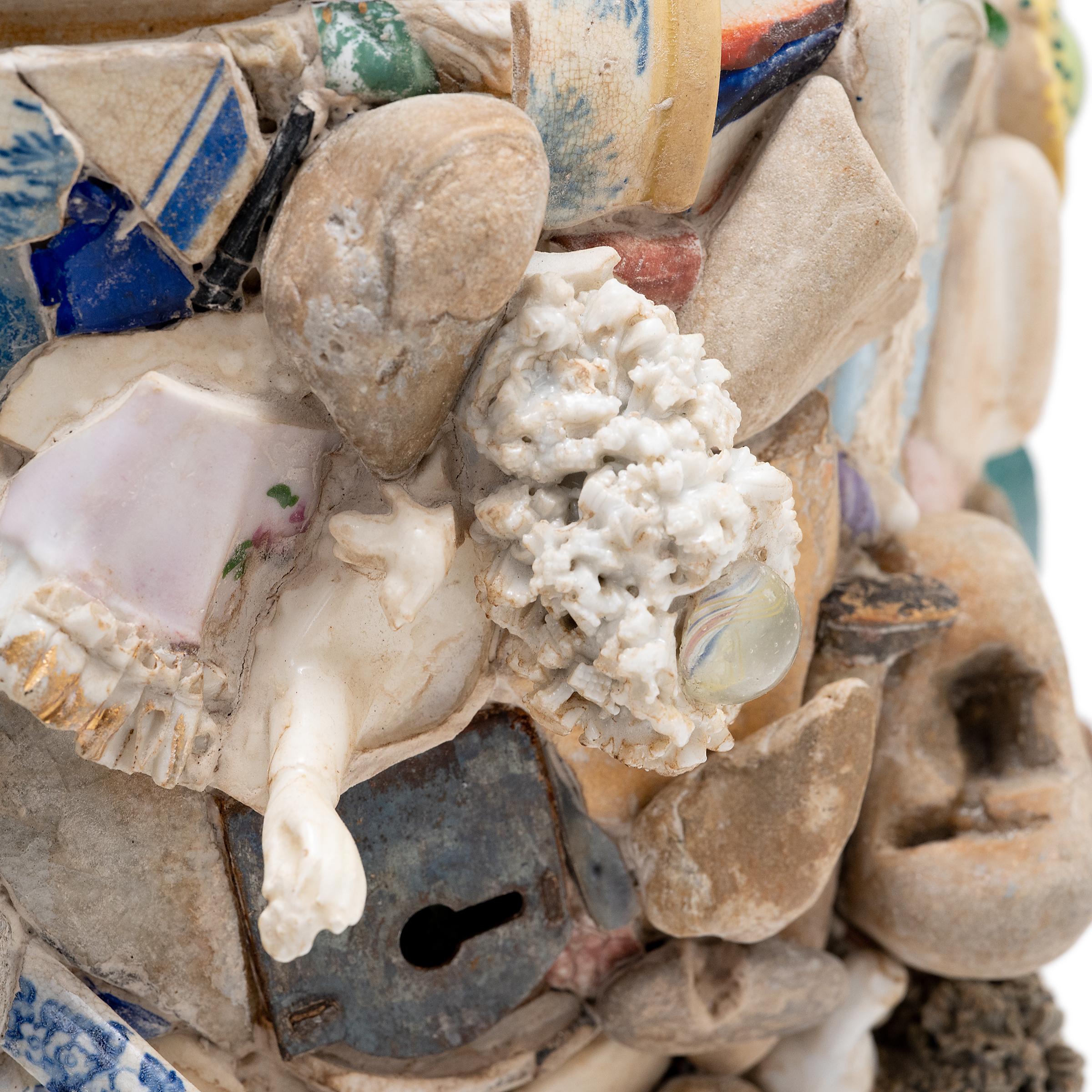 Afincado en Chicago, Illinois, el artista contemporáneo Michael Thompson crea cometas únicas, collages y obras de técnica mixta ensambladas a partir de fragmentos materiales del pasado y del presente recogidos en sus viajes. En su serie en curso de