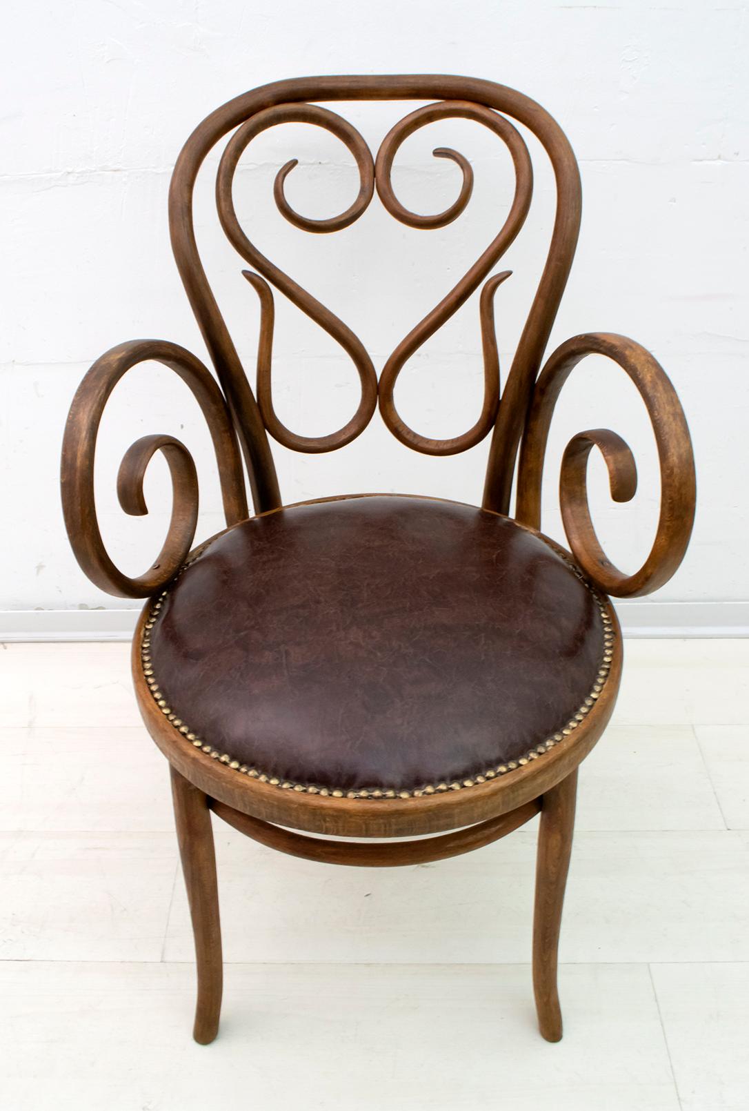 This chair was created by Michael Thonet for Thonet in 1890. Produced in curved beech. It has been recently restored and has a new eco-leather covering.