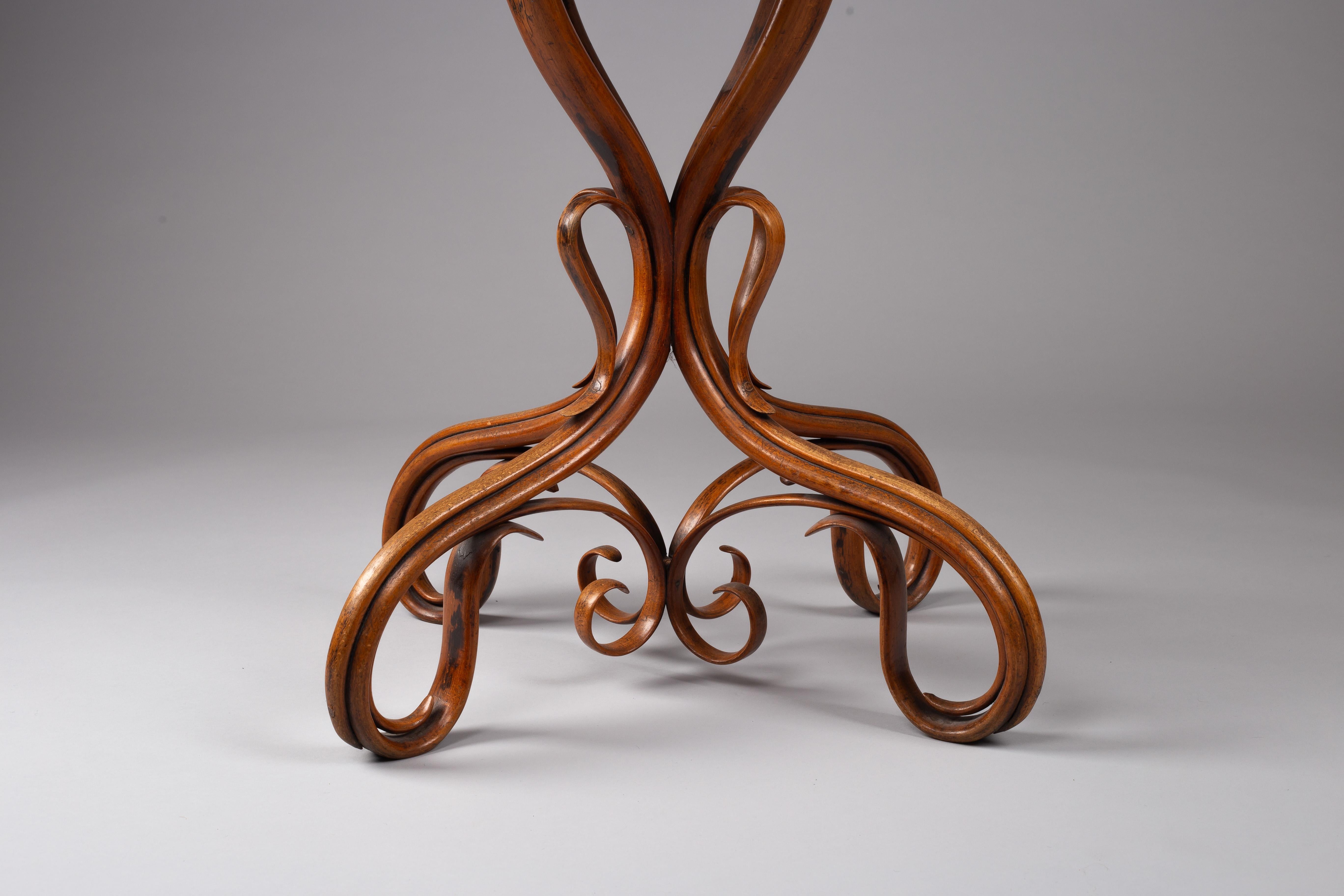 Michael Thonet, table d'appoint en bois courbé du XIXe siècle n° 1, Autriche en vente 10