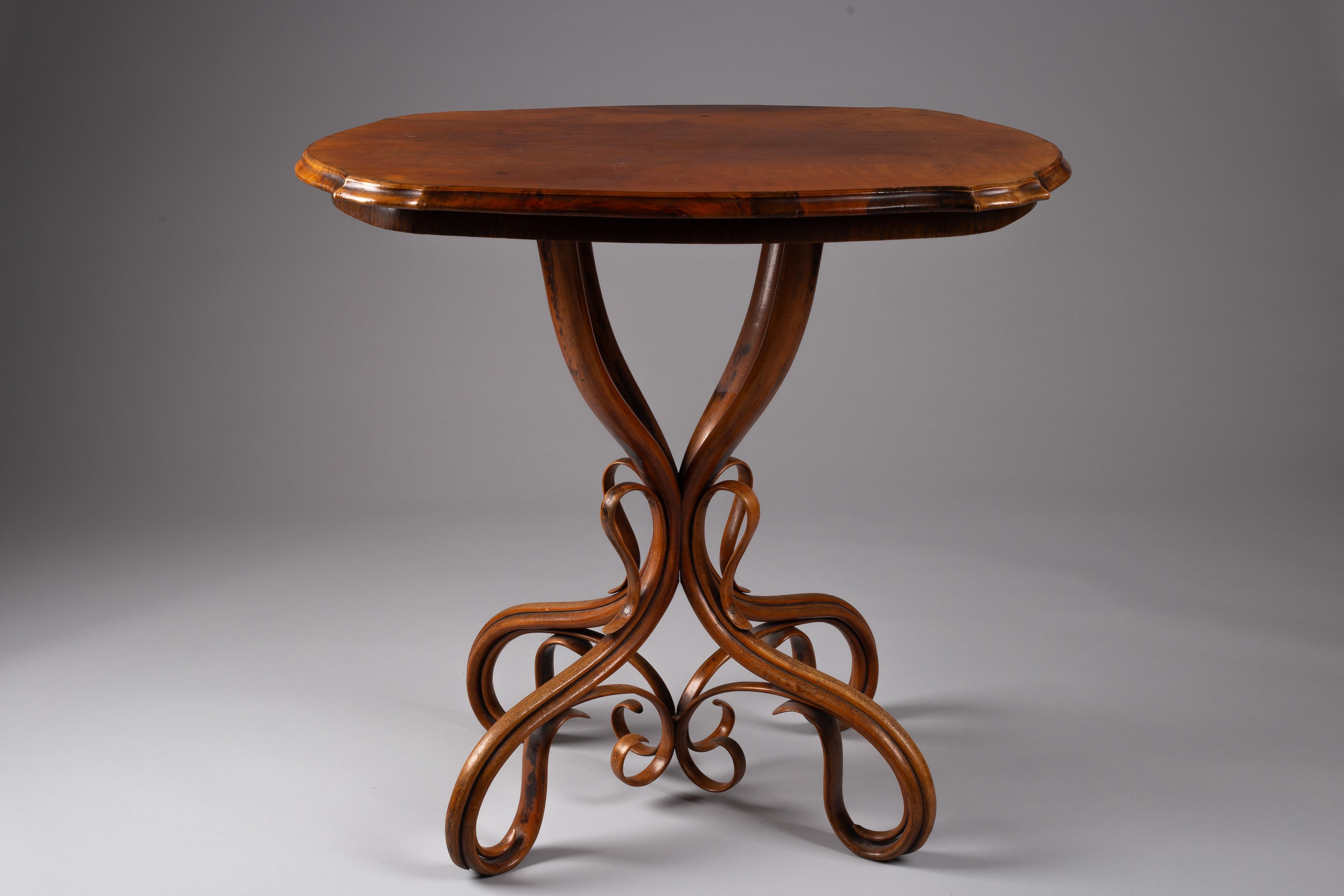 Élevez votre espace de vie grâce au charme exquis de la table d'appoint n° 1 du XIXe siècle de Michael Thonet, qui allie harmonieusement l'artisanat autrichien et l'élégance intemporelle. Son design complexe et sa construction robuste offrent à la