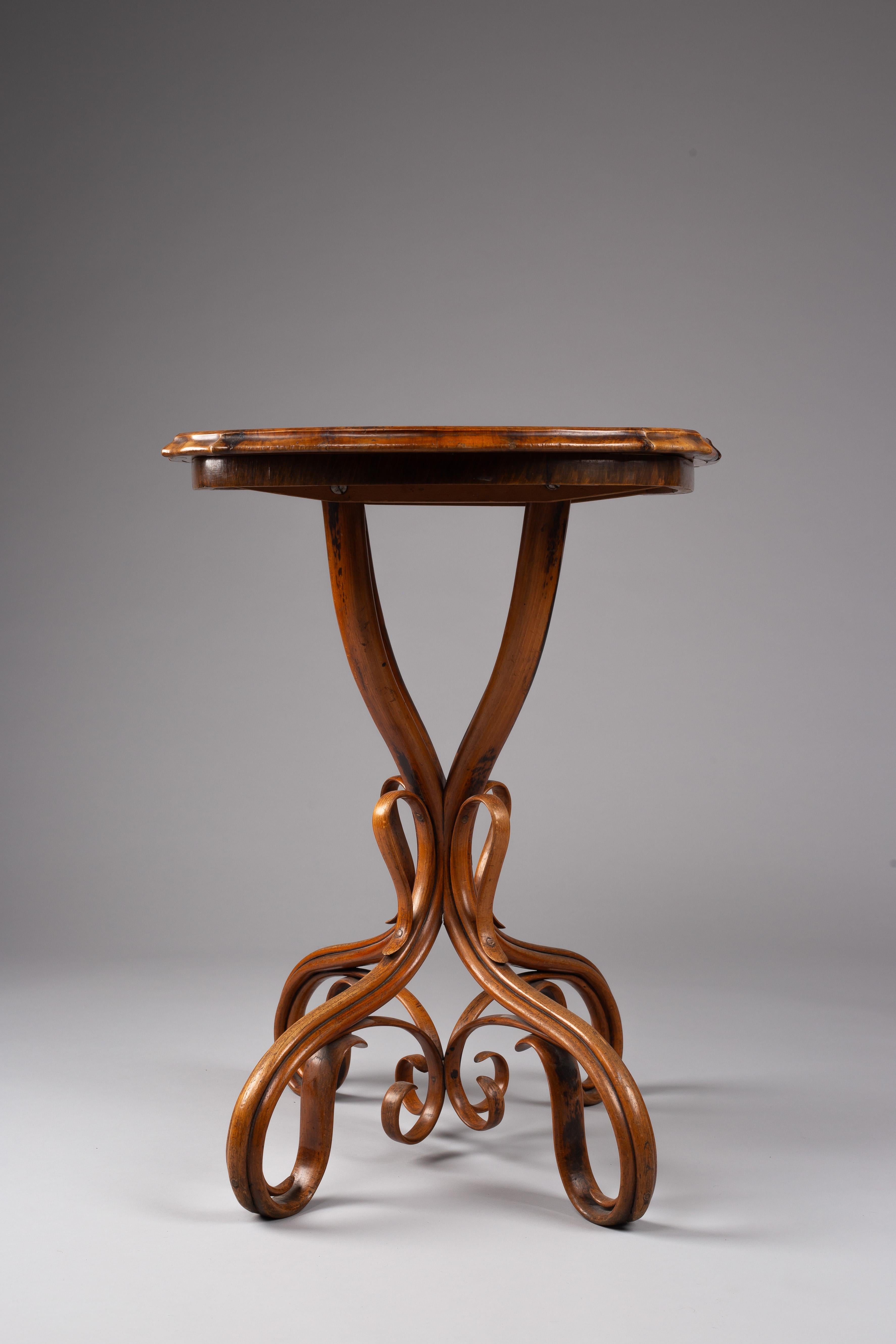 Michael Thonet, table d'appoint en bois courbé du XIXe siècle n° 1, Autriche État moyen - En vente à Turku, Varsinais-Suomi