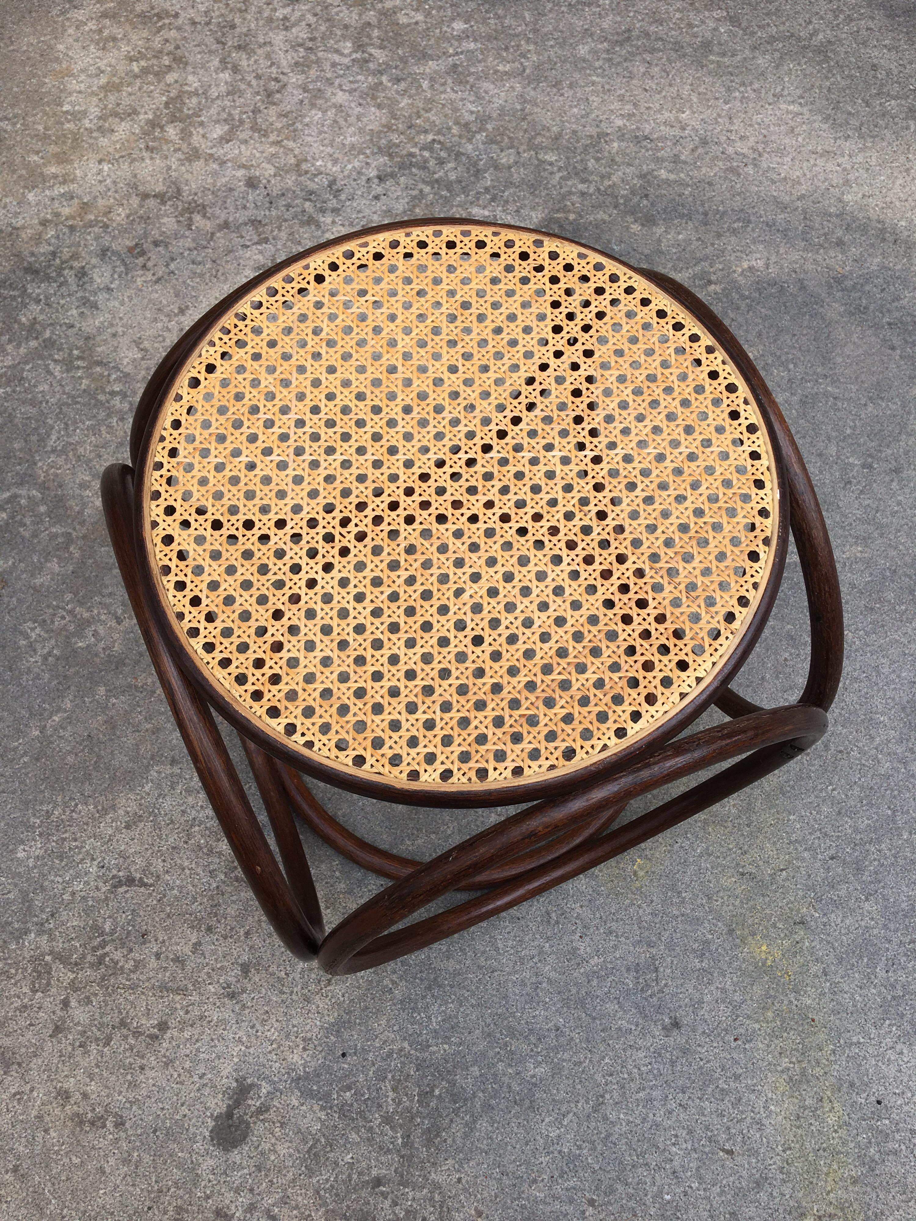 Pouf classique de Michael Thonet. Cadre teinté noyer foncé avec cannage de couleur claire. Parfait pour être utilisé comme table d'appoint ou ottoman !