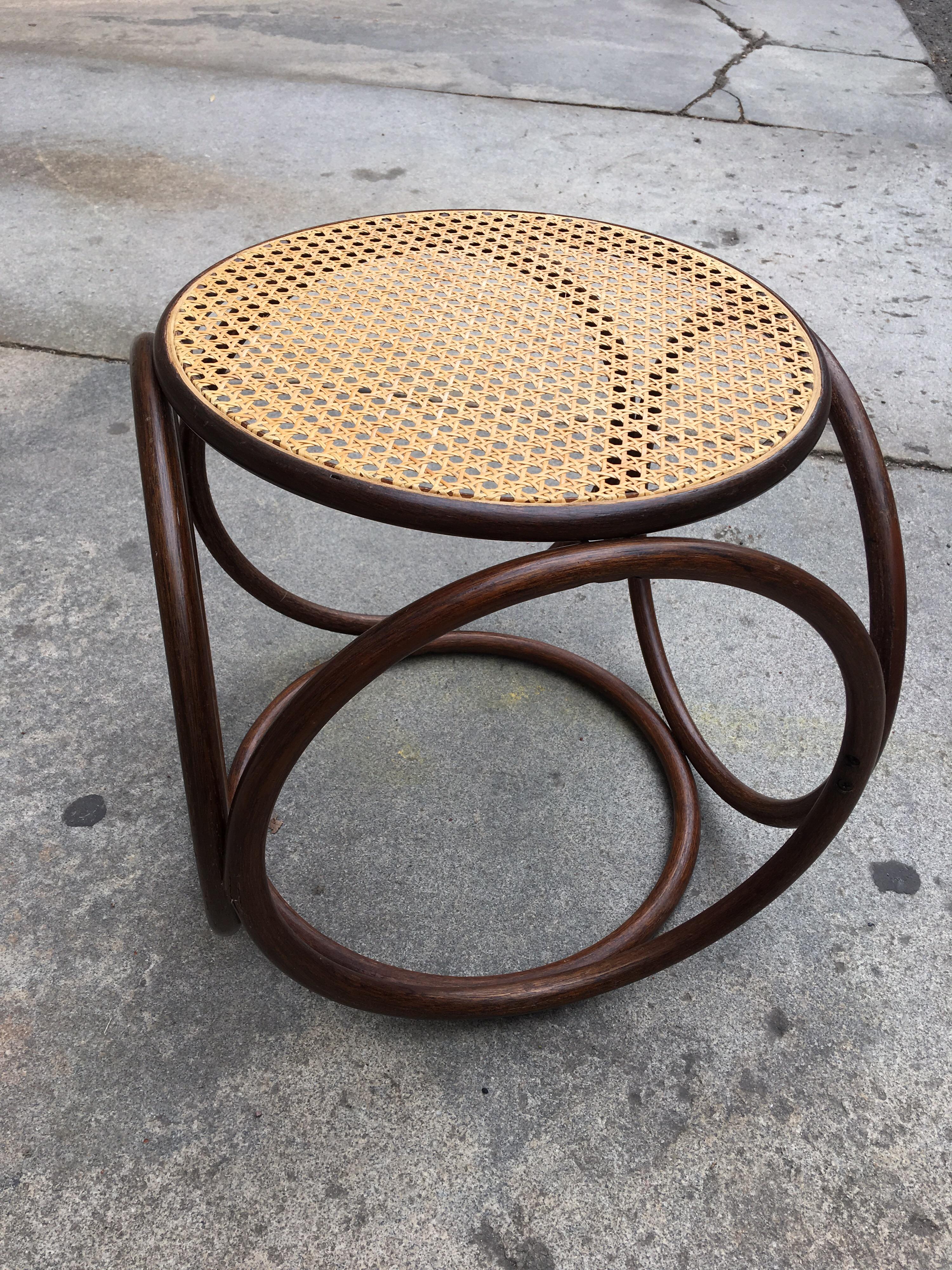 Mid-Century Modern Ottoman en canne Michael Thonet