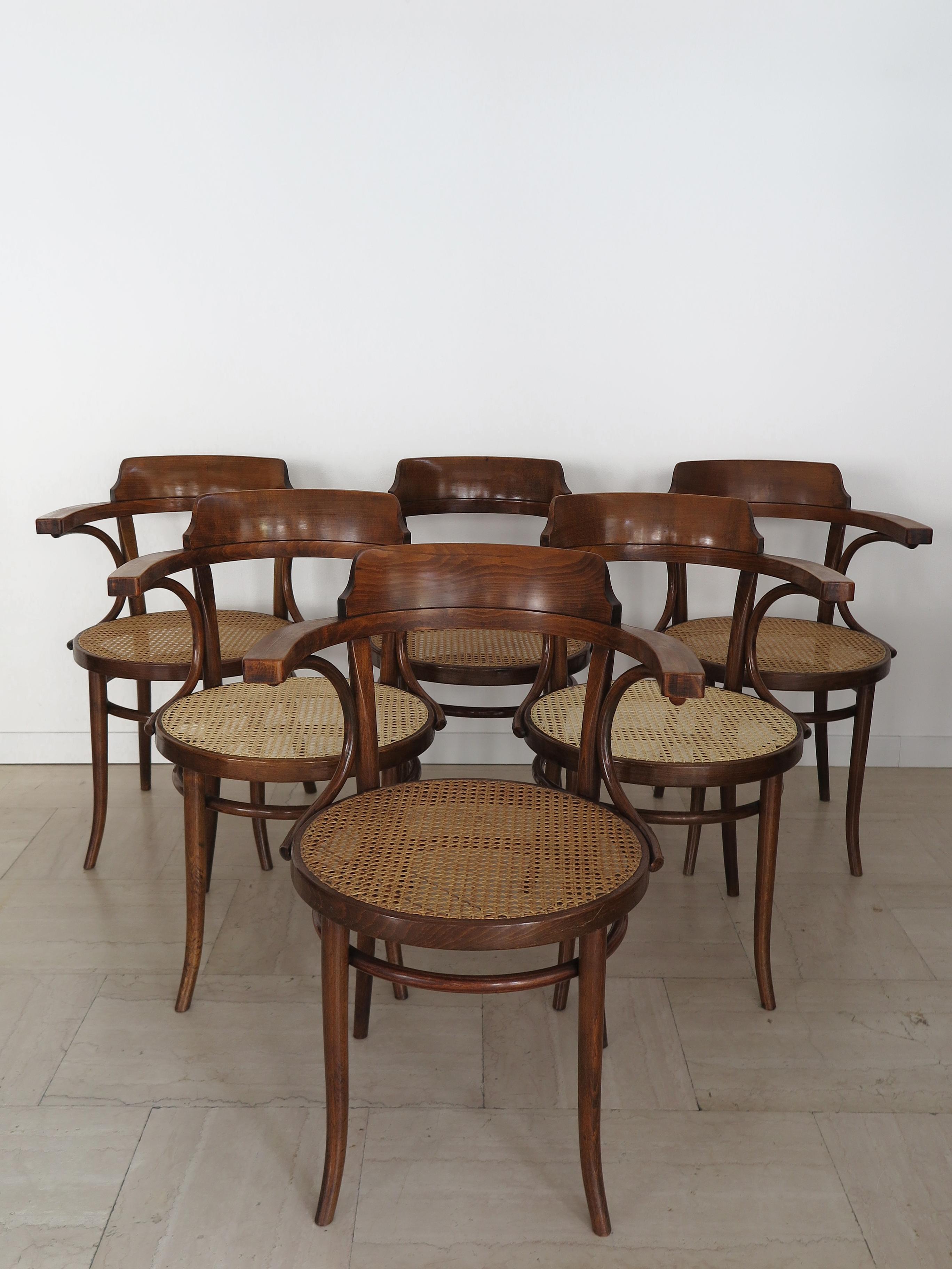 Satz von sechs Vintage-Esszimmerstühlen 'Model No. 233', entworfen von Michael Thonet für Thonet Czechoslovakia, mit Rücken- und Armlehnen aus Bugholz, Sitz aus Wiener Stroh, einige mit dem originalen 'Thonet' Label und alle mit dem eingravierten