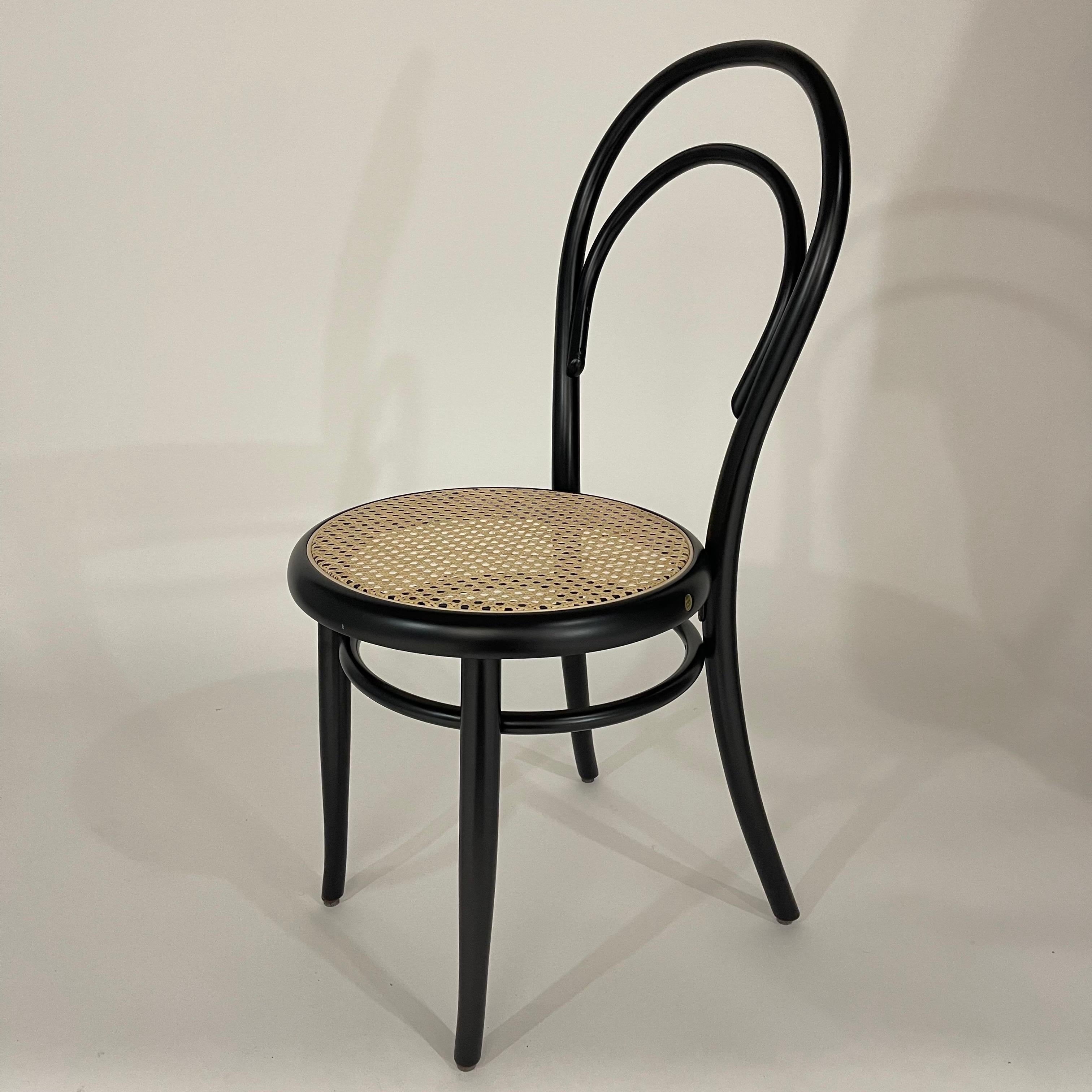 Chaise de salle à manger ou chaise d'appoint iconique N. 14 Bistro, conçue par Michael Thonet, en bois courbé de hêtre peint en noir, avec une assise en osier tressé.  Autriche