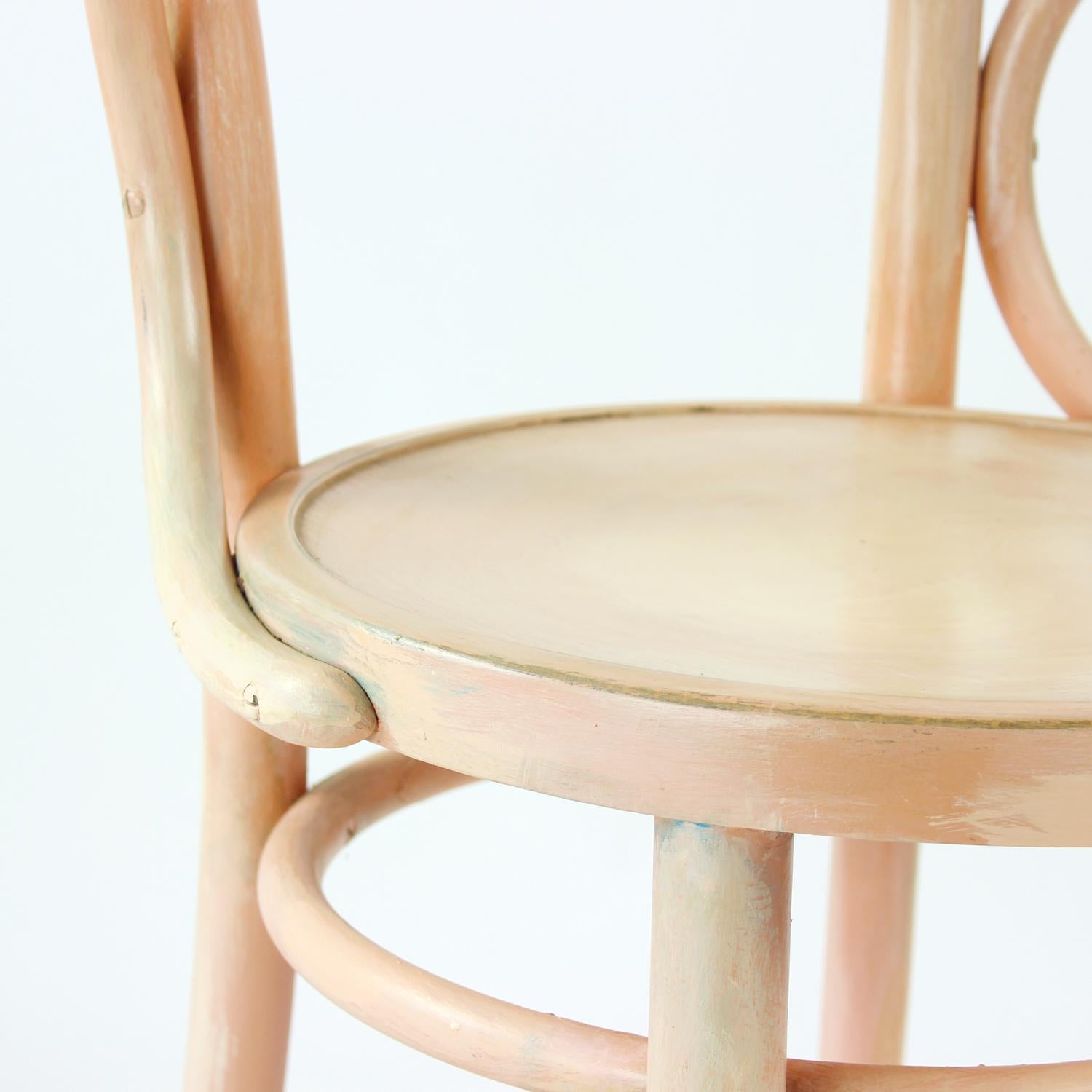 Chaise en bois courbé Michael Thonet No. 24 par Ton en rose, Tchécoslovaquie années 1950 en vente 4