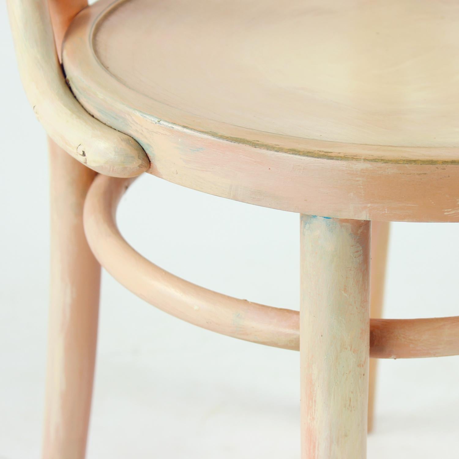 Chaise en bois courbé Michael Thonet No. 24 par Ton en rose, Tchécoslovaquie années 1950 en vente 5