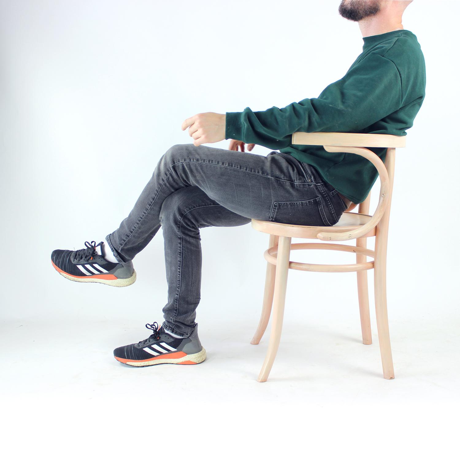 Chaise en bois courbé Michael Thonet No. 24 par Ton en rose, Tchécoslovaquie années 1950 en vente 7
