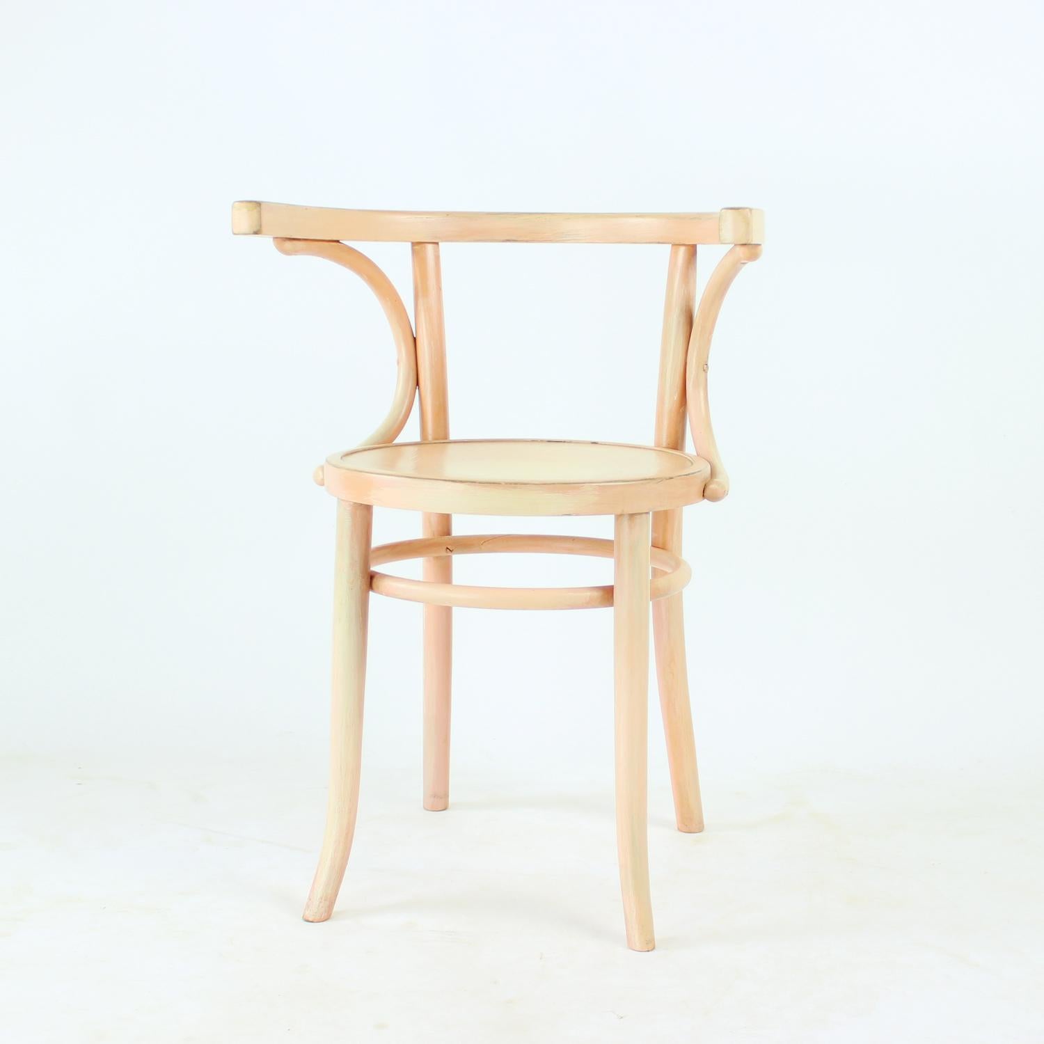 L'emblématique fauteuil en bois courbé n° 24, conçu par Michael Thonet et produit par TON en Tchécoslovaquie dans les années 1950. Cette pièce élégante met en valeur la signature artisanale de Thonet avec ses bras gracieusement incurvés et sa