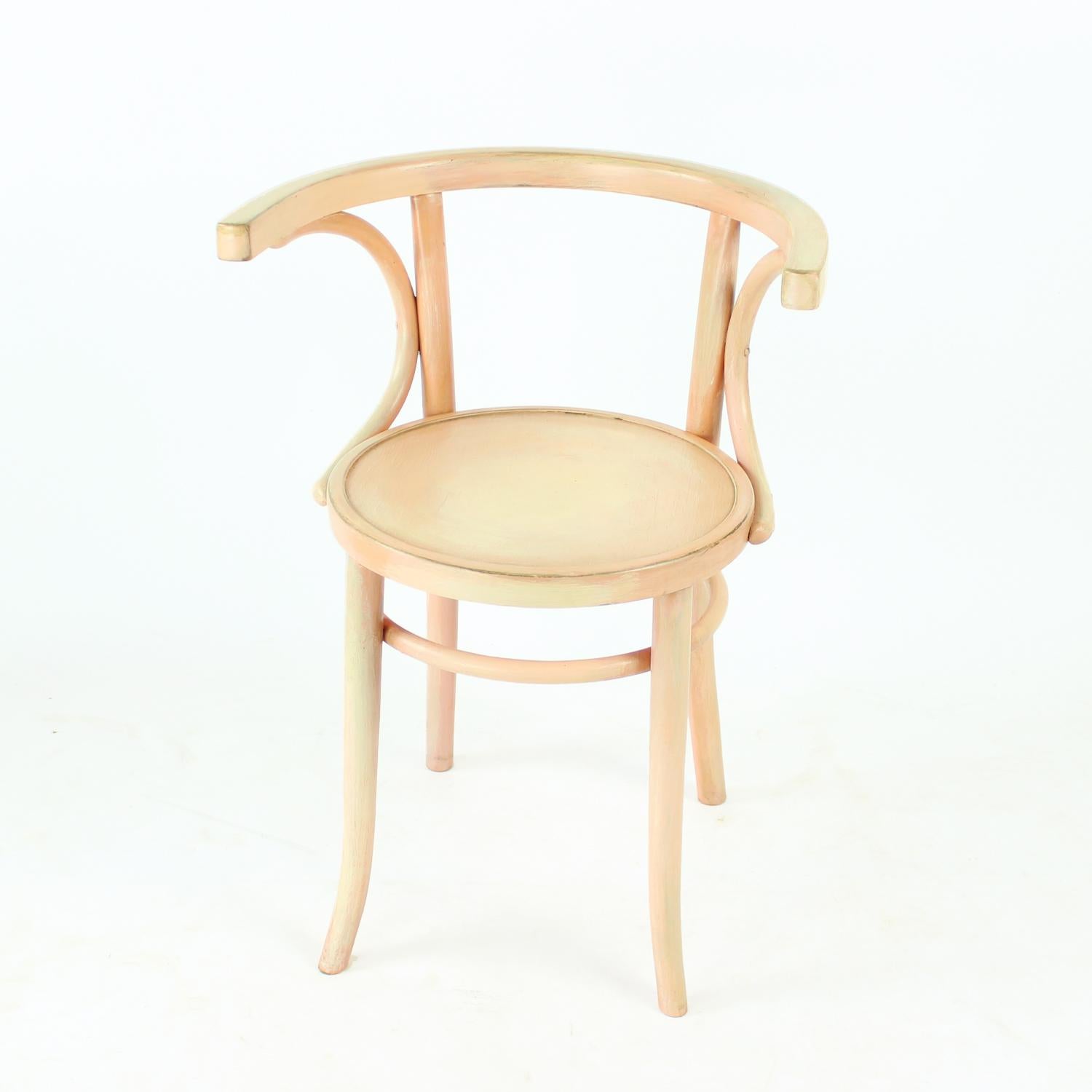 Mid-Century Modern Chaise en bois courbé Michael Thonet No. 24 par Ton en rose, Tchécoslovaquie années 1950 en vente