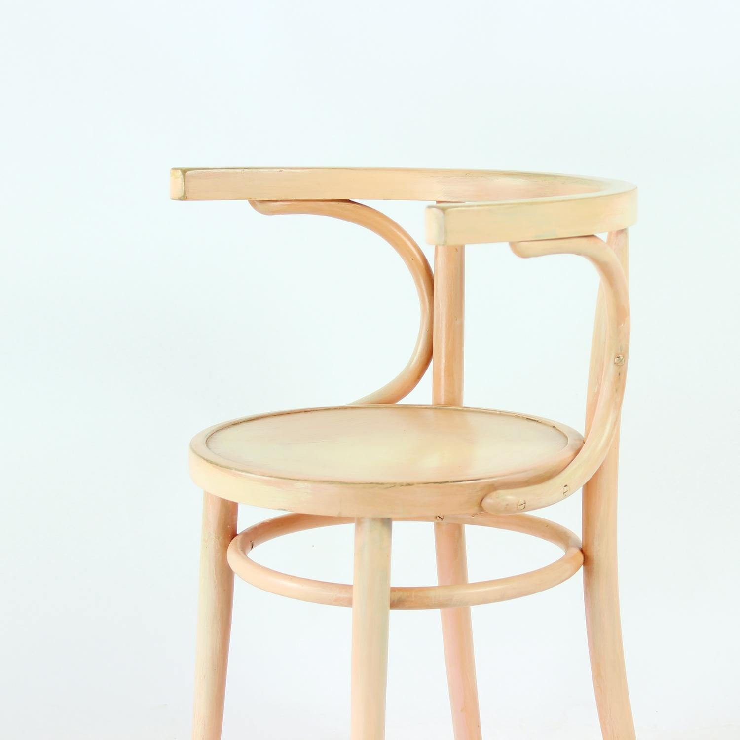 Tchèque Chaise en bois courbé Michael Thonet No. 24 par Ton en rose, Tchécoslovaquie années 1950 en vente