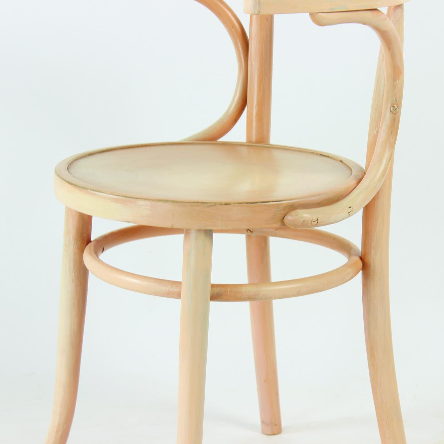 Chaise en bois courbé Michael Thonet No. 24 par Ton en rose, Tchécoslovaquie années 1950 Bon état - En vente à Zohor, SK