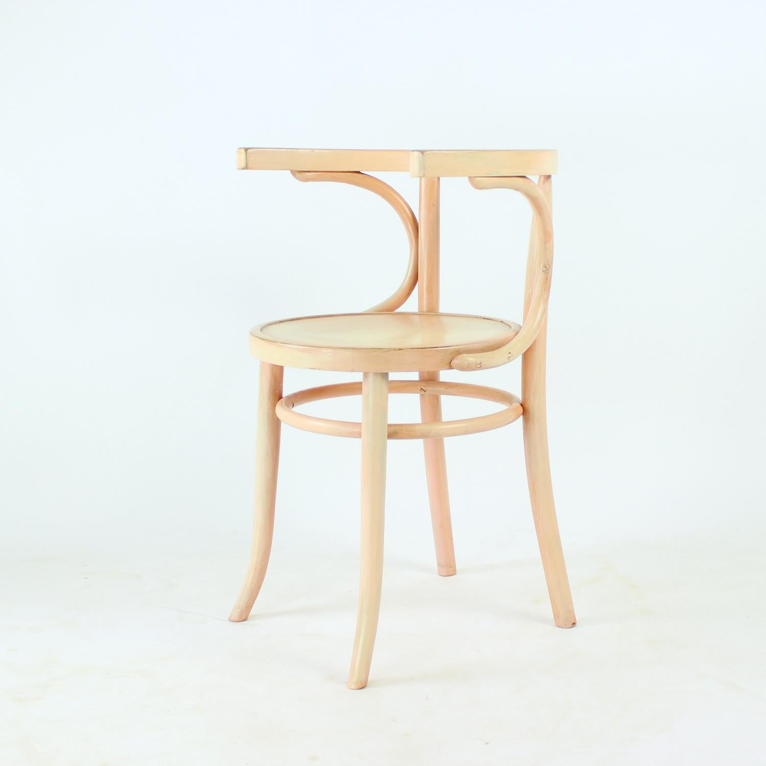 Milieu du XXe siècle Chaise en bois courbé Michael Thonet No. 24 par Ton en rose, Tchécoslovaquie années 1950 en vente