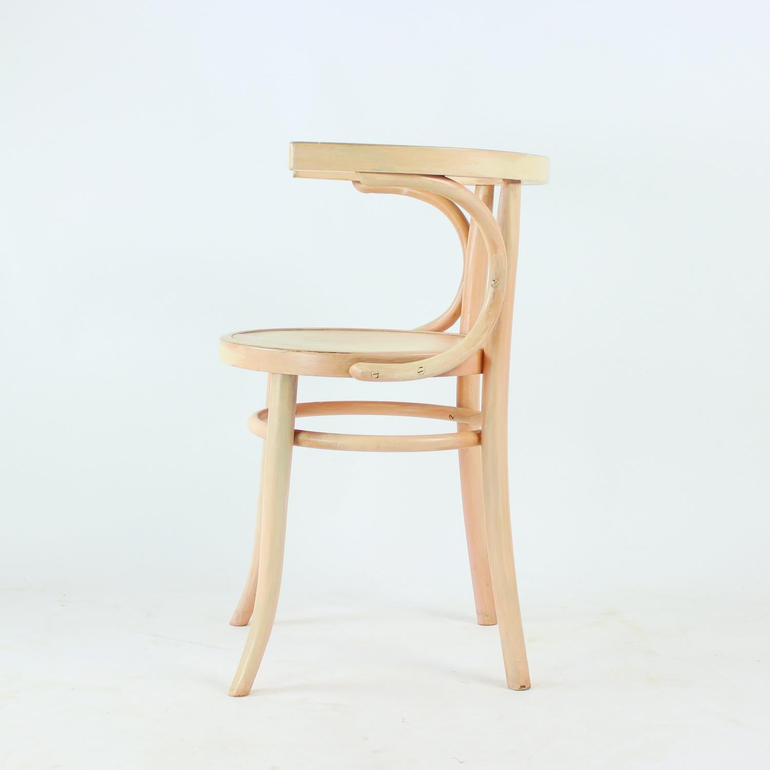 Bois cintré Chaise en bois courbé Michael Thonet No. 24 par Ton en rose, Tchécoslovaquie années 1950 en vente
