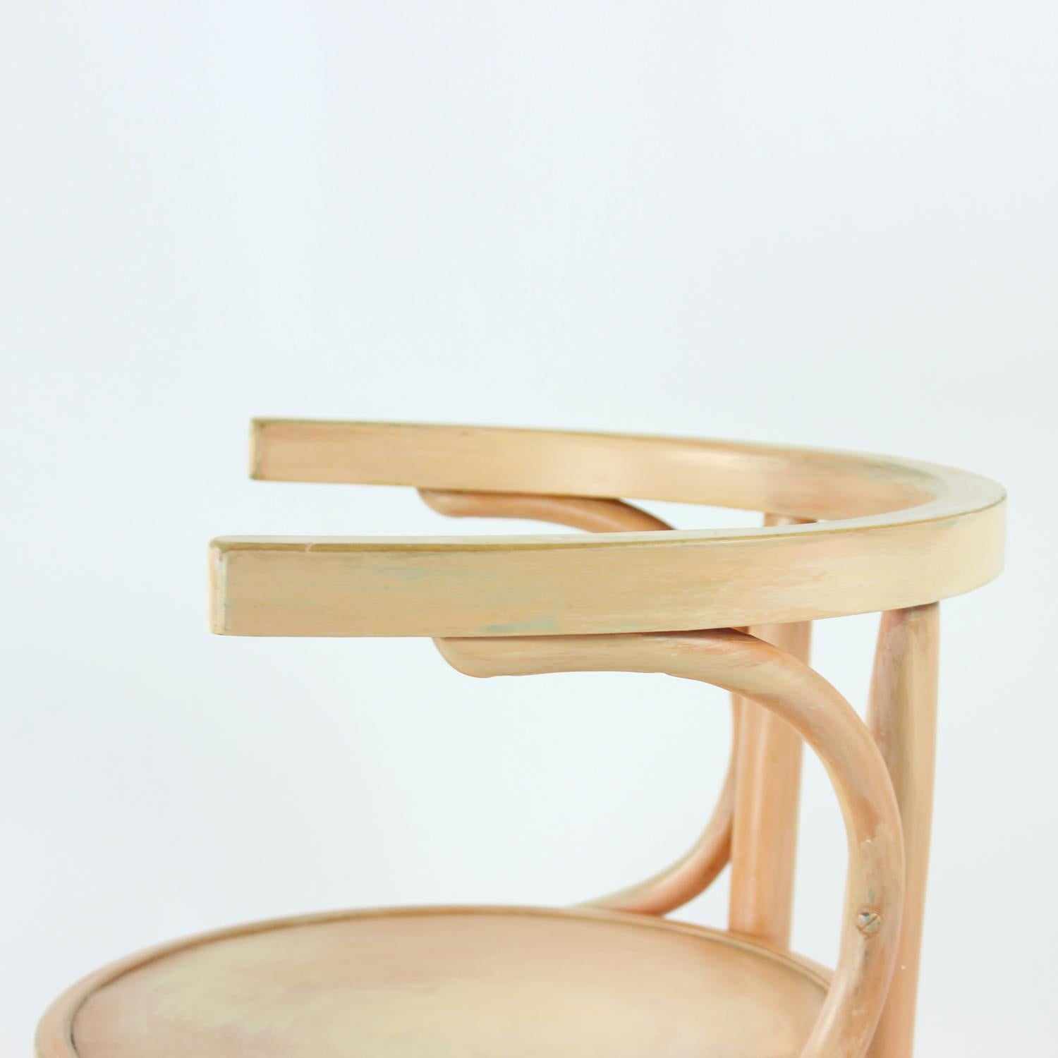 Chaise en bois courbé Michael Thonet No. 24 par Ton en rose, Tchécoslovaquie années 1950 en vente 1