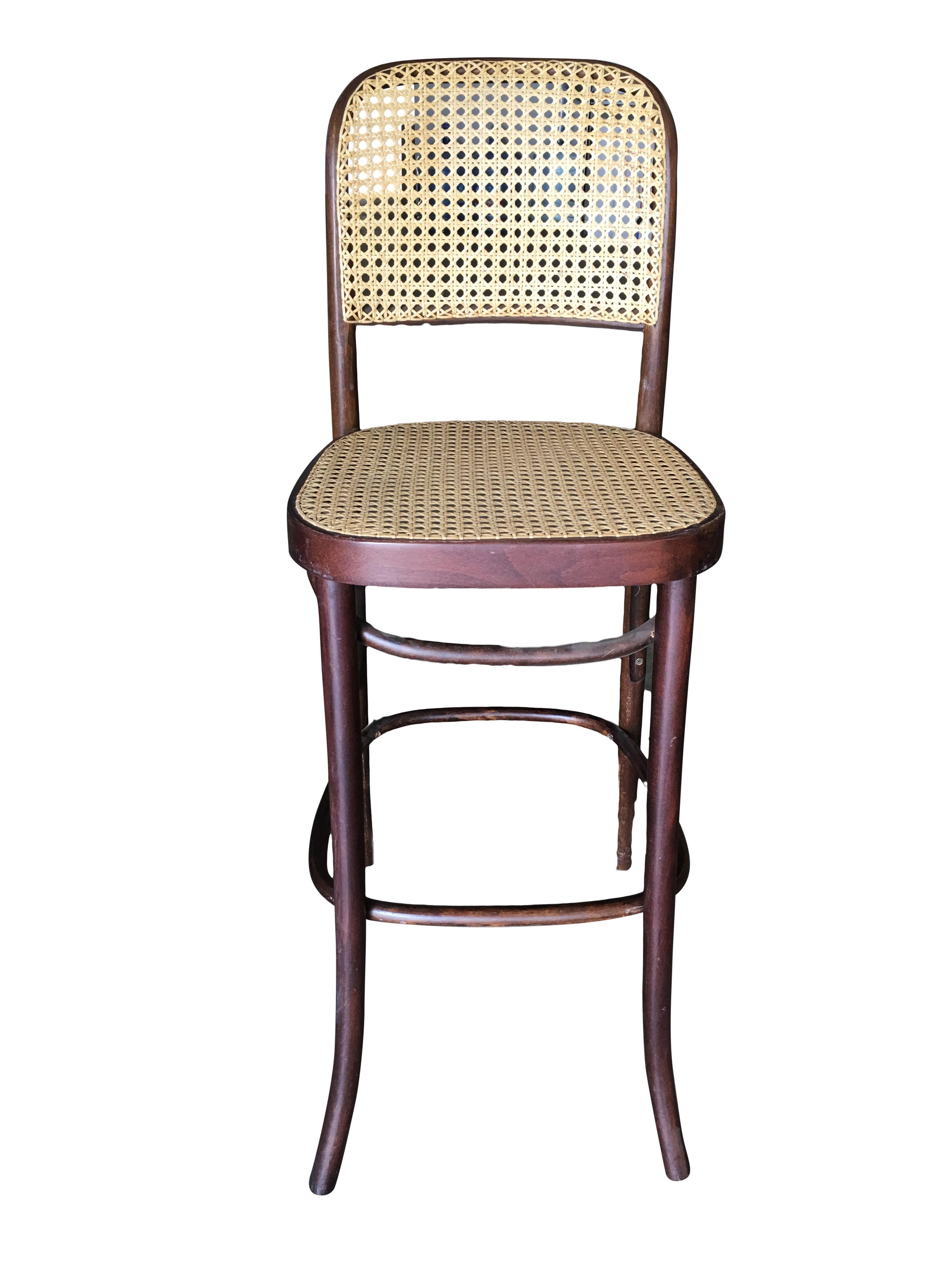 Satz von 4 Vintage Michael Thonet Nummer 811 dunkel gebeizt Bugholz Barhocker mit handgeflochtenen Rohr Sitz und Rücken. Hergestellt in Wien