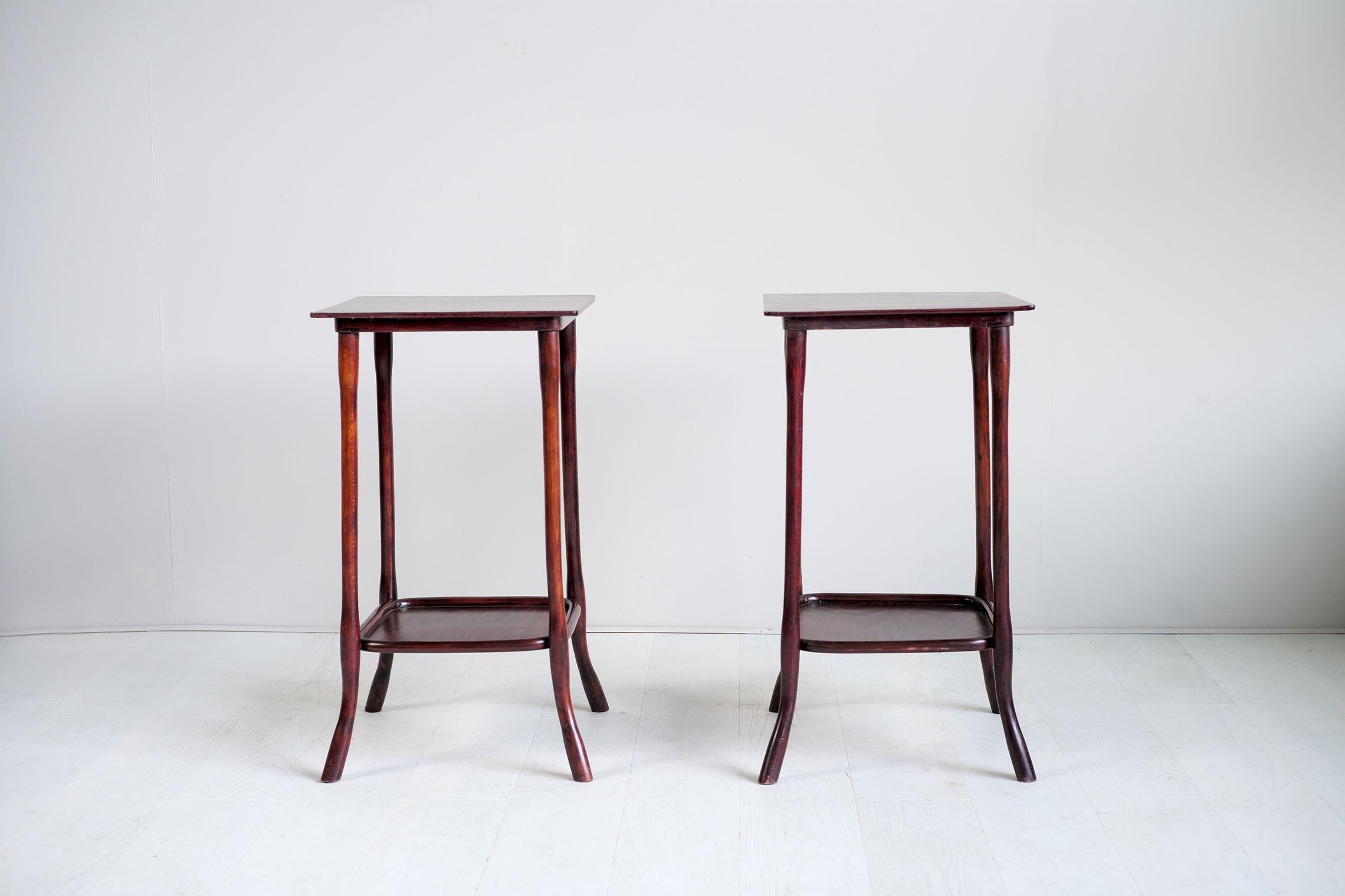 Rare pair of curved wooden tables called Servants of Michael Thonet, published under the reference number 9136 of Thonet brothers, Vienna, 1910.
American mahogany finish, signed with the Thonet Wien label.