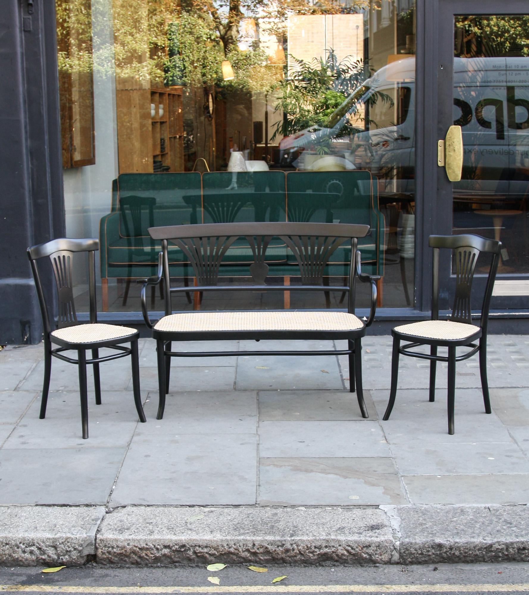 Vintage-Sitzgruppe bestehend aus einer Bank und zwei Stühlen aus schwarz lackiertem, massivem Bugholz von Thonet, Österreich, erste Hälfte des 20. Jahrhunderts.
Das Design stammt aus dem späten 19. Jahrhundert, während die Herstellung definitiv