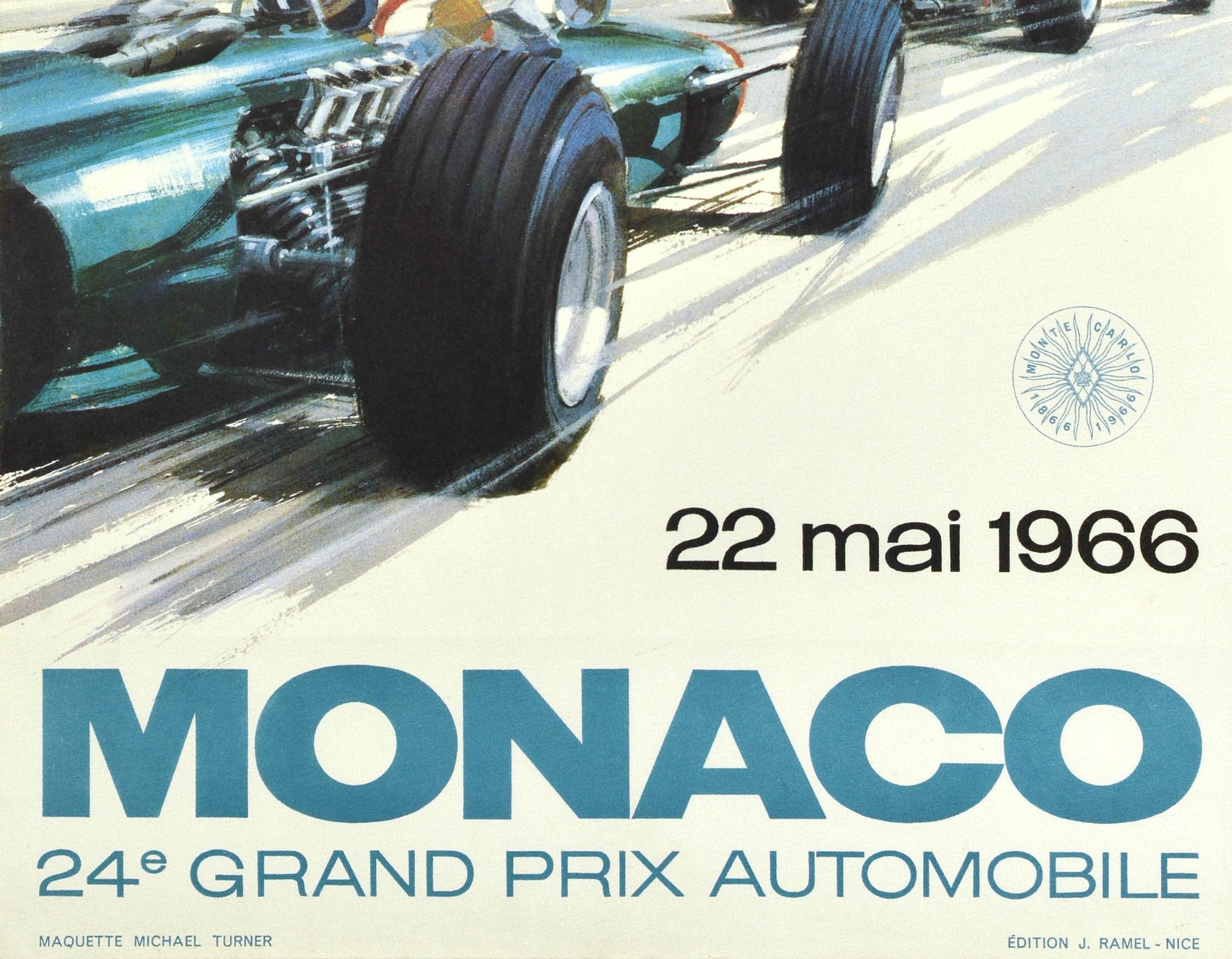 Poster originale d'epoca della F1 per il GP di Monaco del 1966 con un grande disegno di Michael Turner (nato nel 1934) che raffigura due auto da corsa d'epoca che sfrecciano a velocità sostenuta su una pittoresca strada lungo l'acqua con barche a