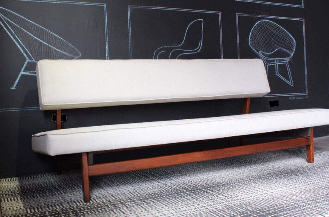 Michael van Beuren Daybed con due posizioni nella seduta e restaurato professionalmente, l'ultima foto è tratta dal catalogo di 