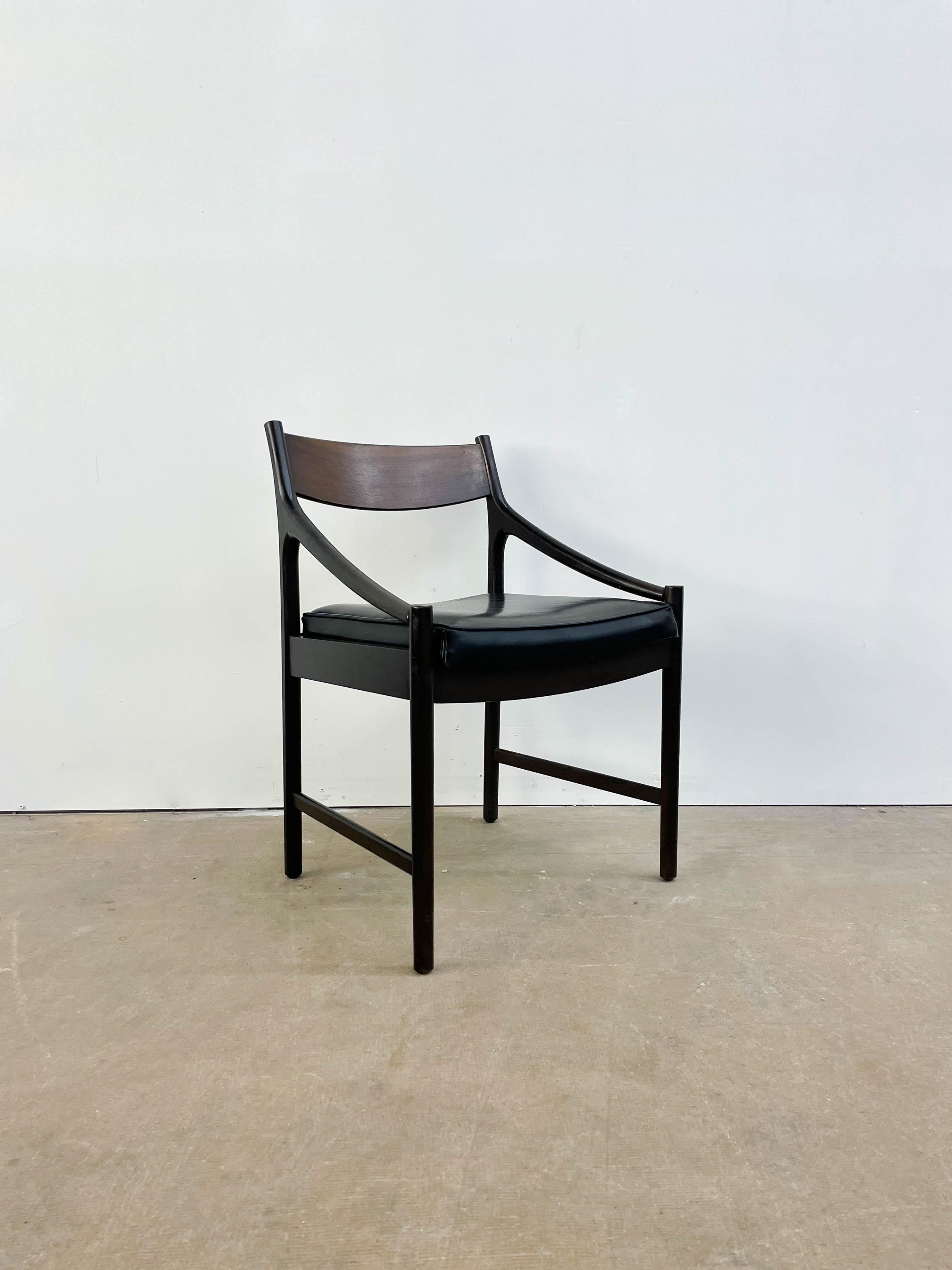 Hervorragender und seltener Sessel von Michael Van Beuren für seine Firma, hergestellt in Mexiko in den 1960er Jahren. Der schöne Stuhl bietet eine schöne Kombination von Hölzern mit einer atemberaubenden Teakholz-Rückenlehne - dies ist kein Stuhl,
