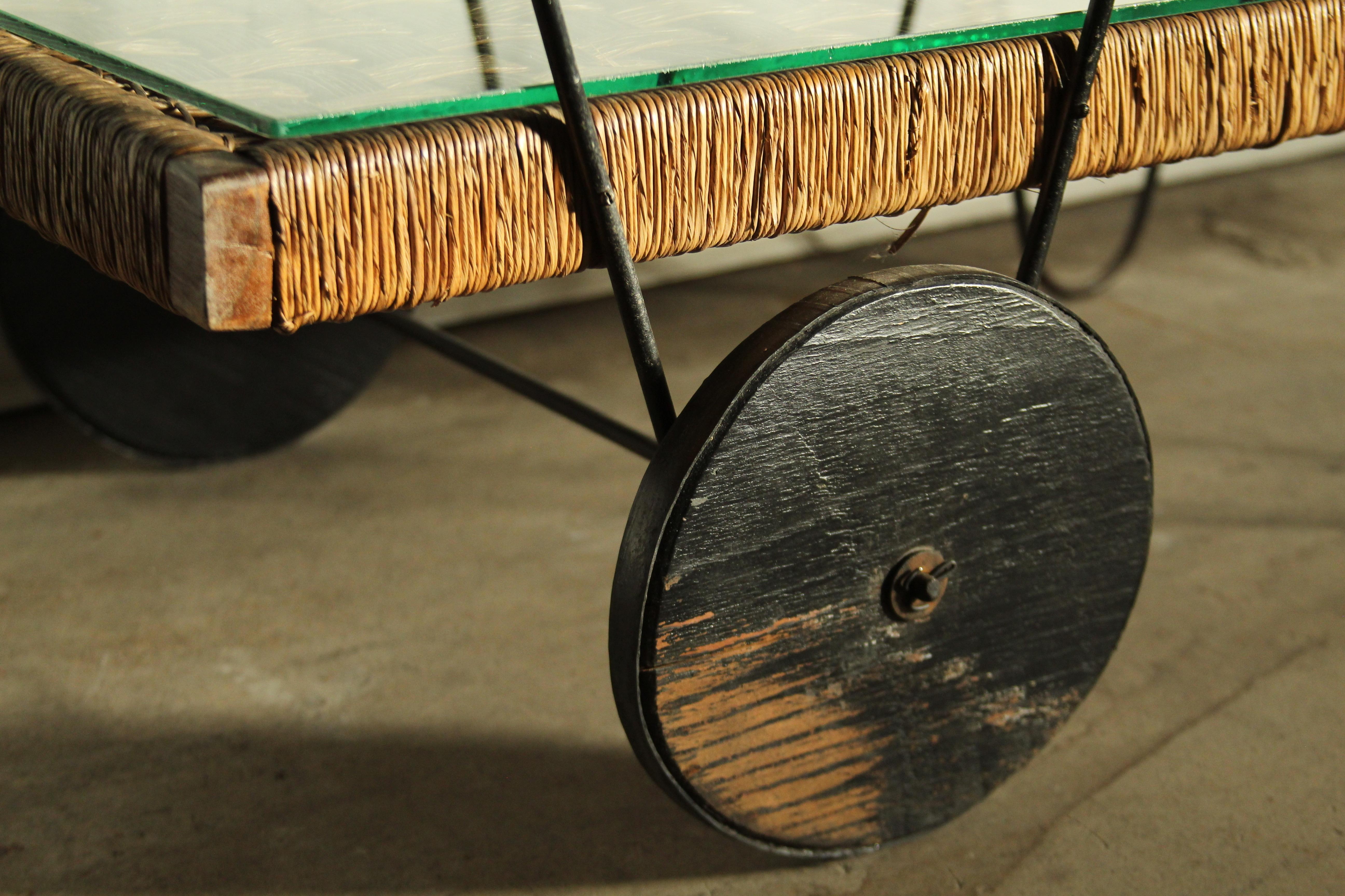Métal Chariot de bar moderniste mexicain en pin et fibres naturelles Michael van Beuren, années 1940 en vente