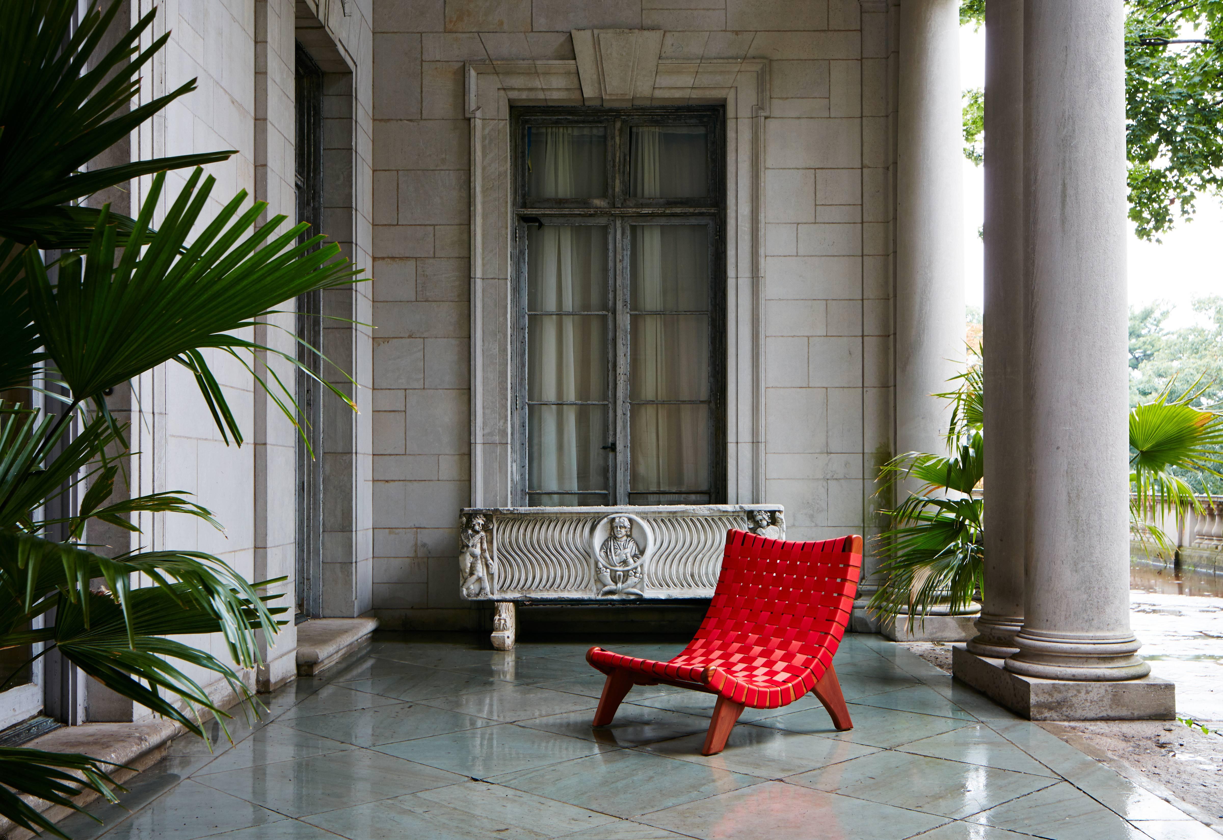 La chaise longue San Miguel est une pièce mexicaine intemporelle du milieu du siècle, inspirée de la chaise Butaque classique d'Amérique latine, célèbre auprès de l'architecte mexicain du XXe siècle Luis Barragan et de la designer industrielle Clara