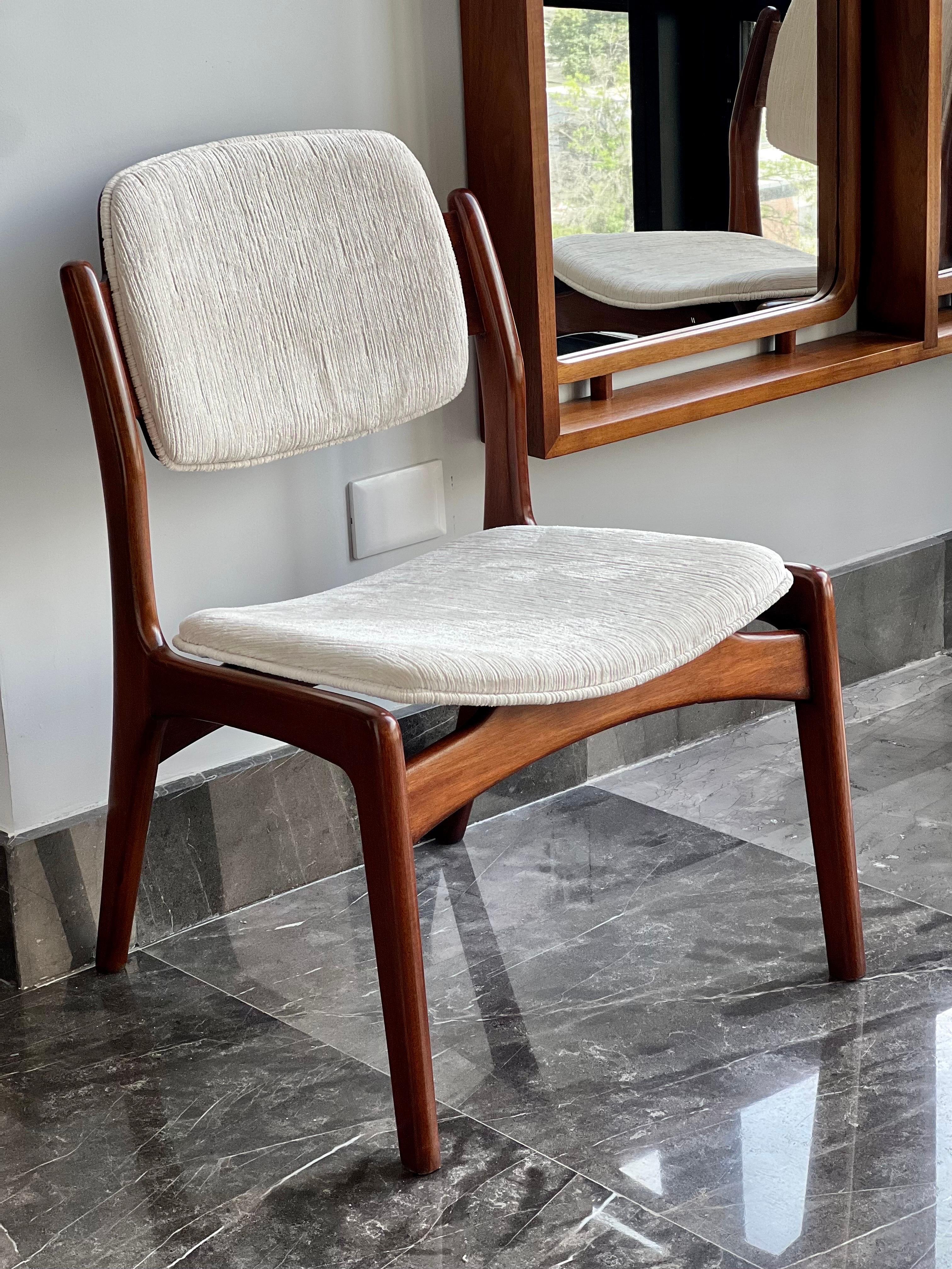 Originales Paar Stühle von Michael van Beuren für Domus (Stoff) im Angebot