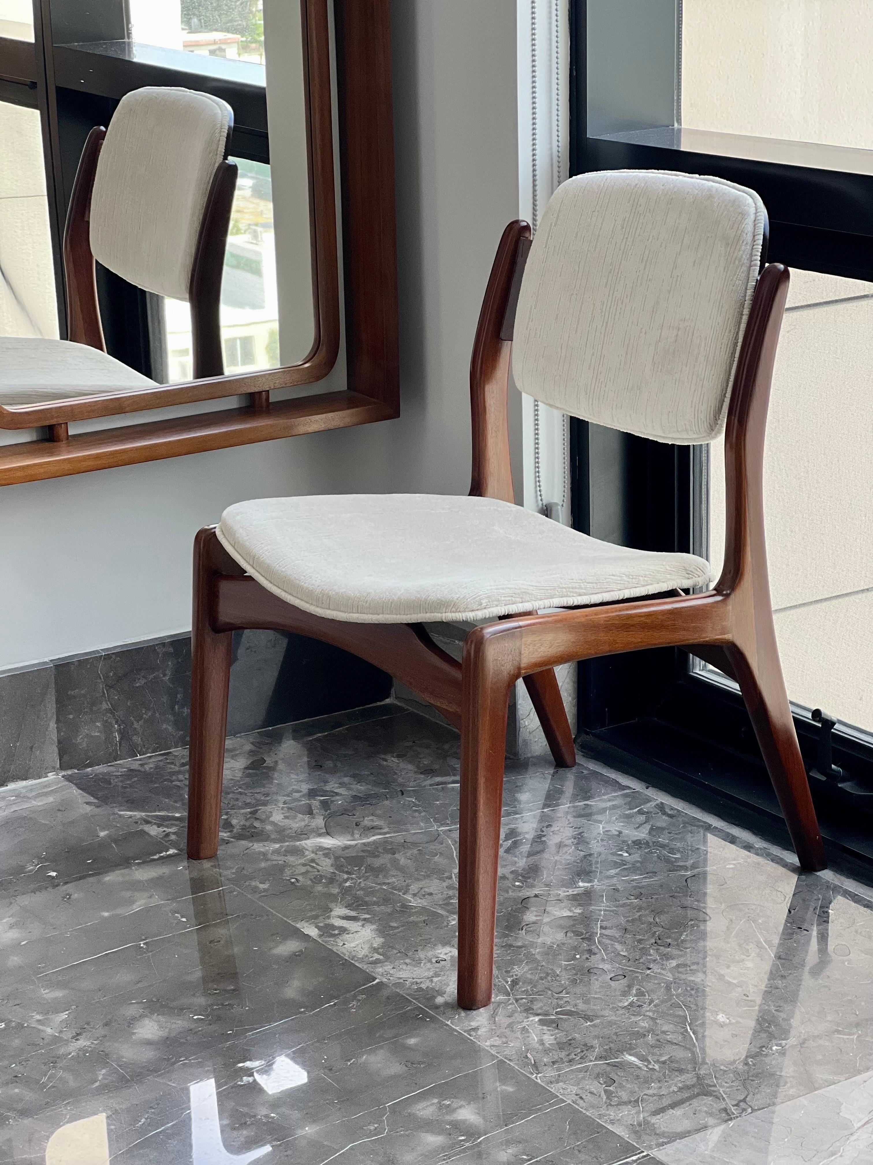 Originales Paar Stühle von Michael van Beuren für Domus im Angebot 1