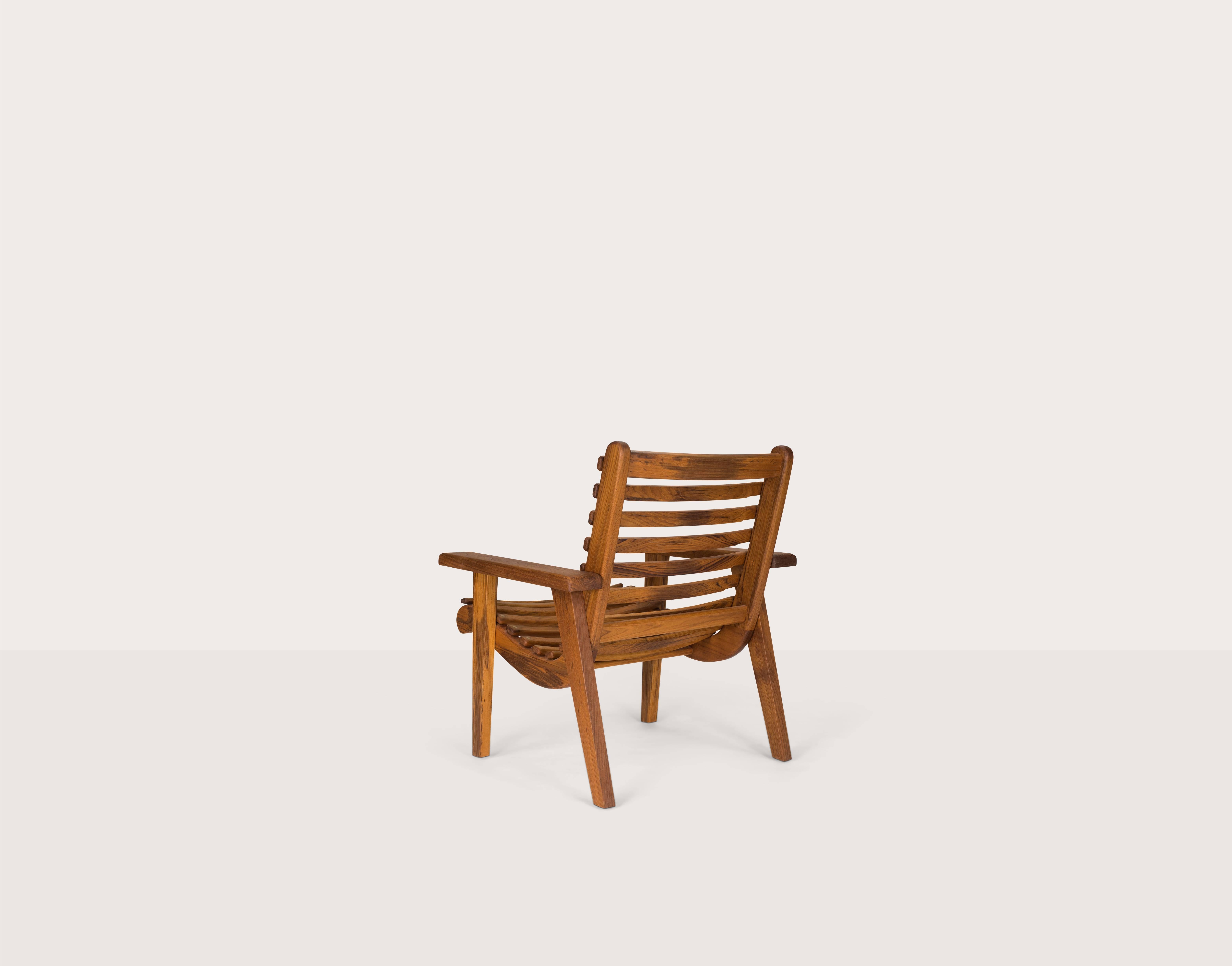 Le fauteuil San Miguelito est un design emblématique du designer américain Michael van Beuren, formé au Bauhaus, réalisé au cours de sa vie au Mexique. Il est méticuleusement fabriqué à la main en bois massif d'Iroko par Luteca pour une utilisation