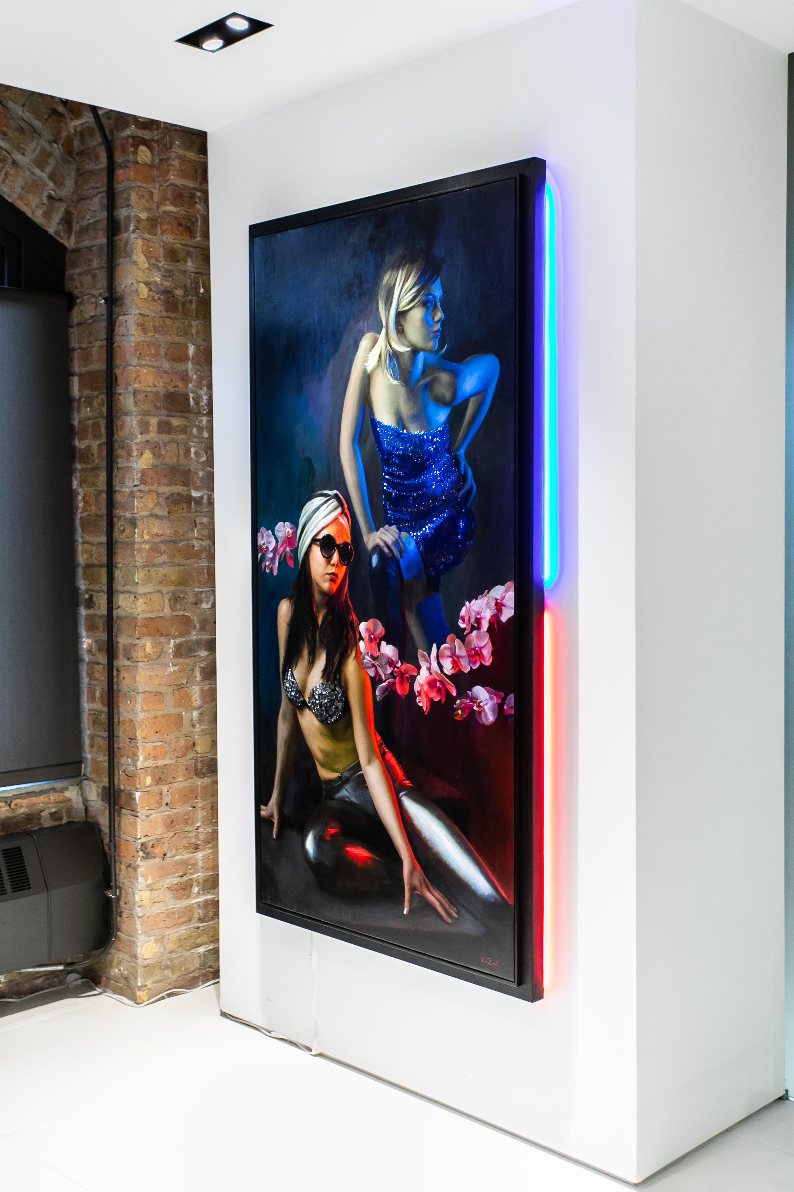 Orchidee Electra – Originales Ölgemälde zweier Frauen in üppigem Blau und Rot in Hellblau und Rot – Painting von Michael Van Zeyl