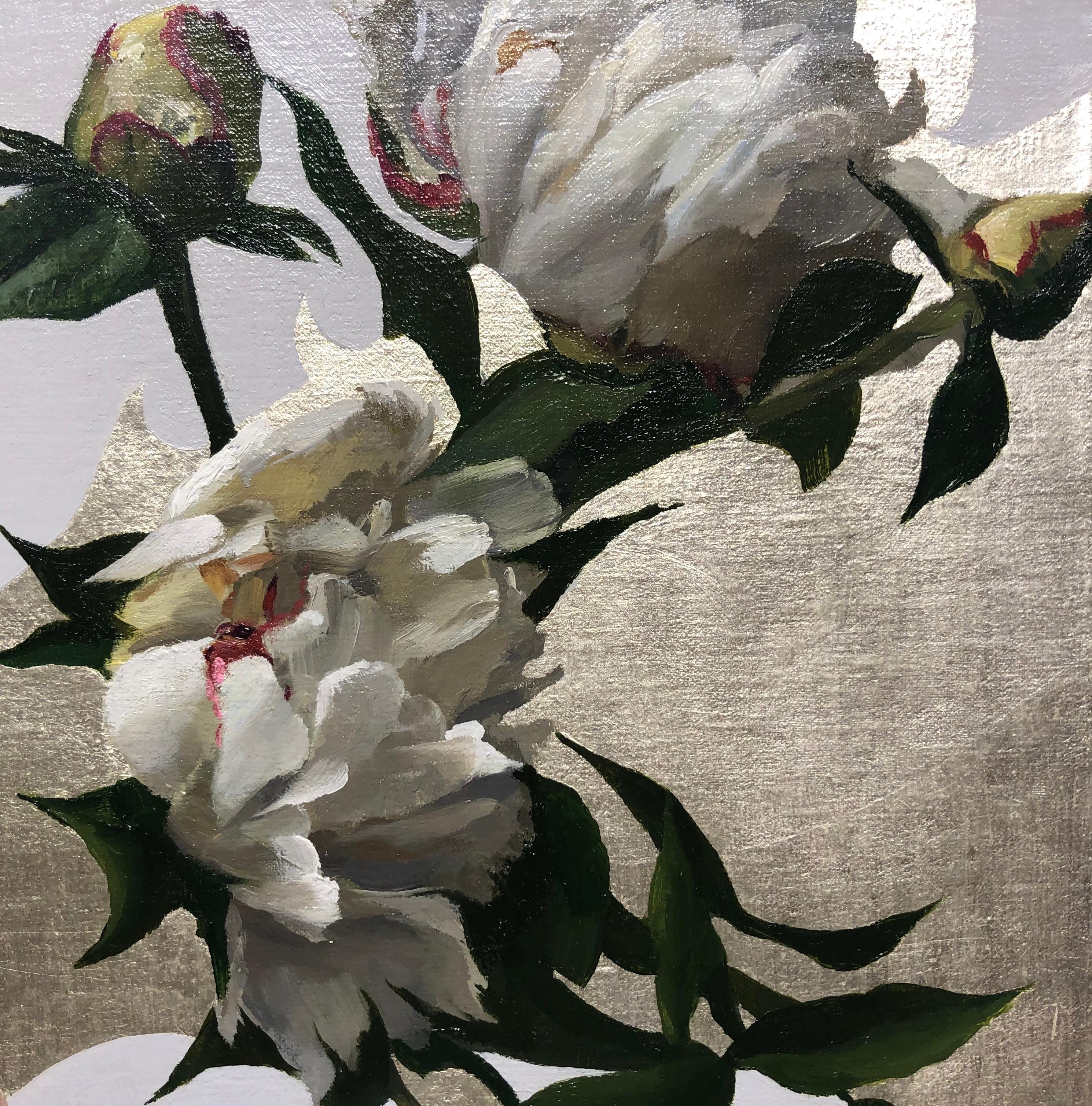 Peonías en luz blanca - Pintura al óleo con pan de oro blanco de 12 quilates, Mujer rubia - Painting de Michael Van Zeyl