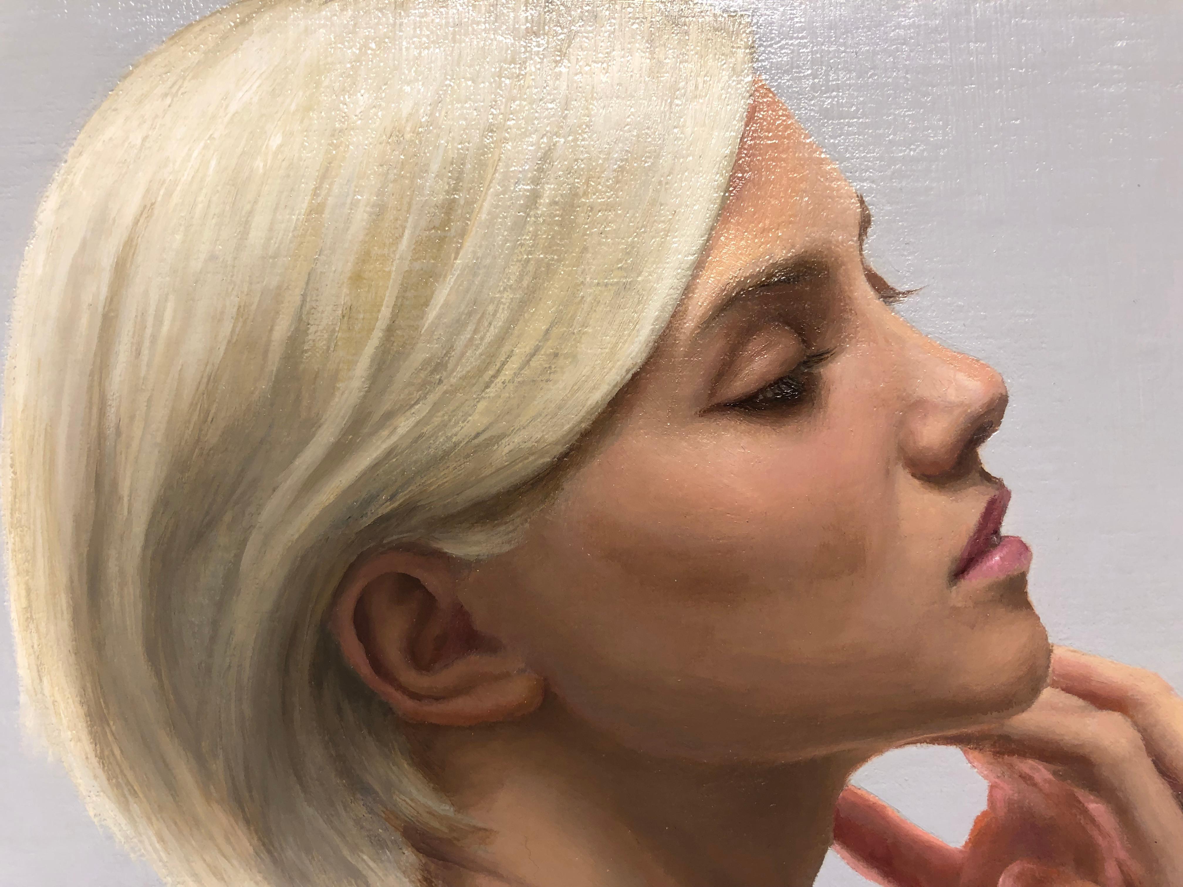 Peonías en luz blanca - Pintura al óleo con pan de oro blanco de 12 quilates, Mujer rubia - Painting Contemporáneo de Michael Van Zeyl