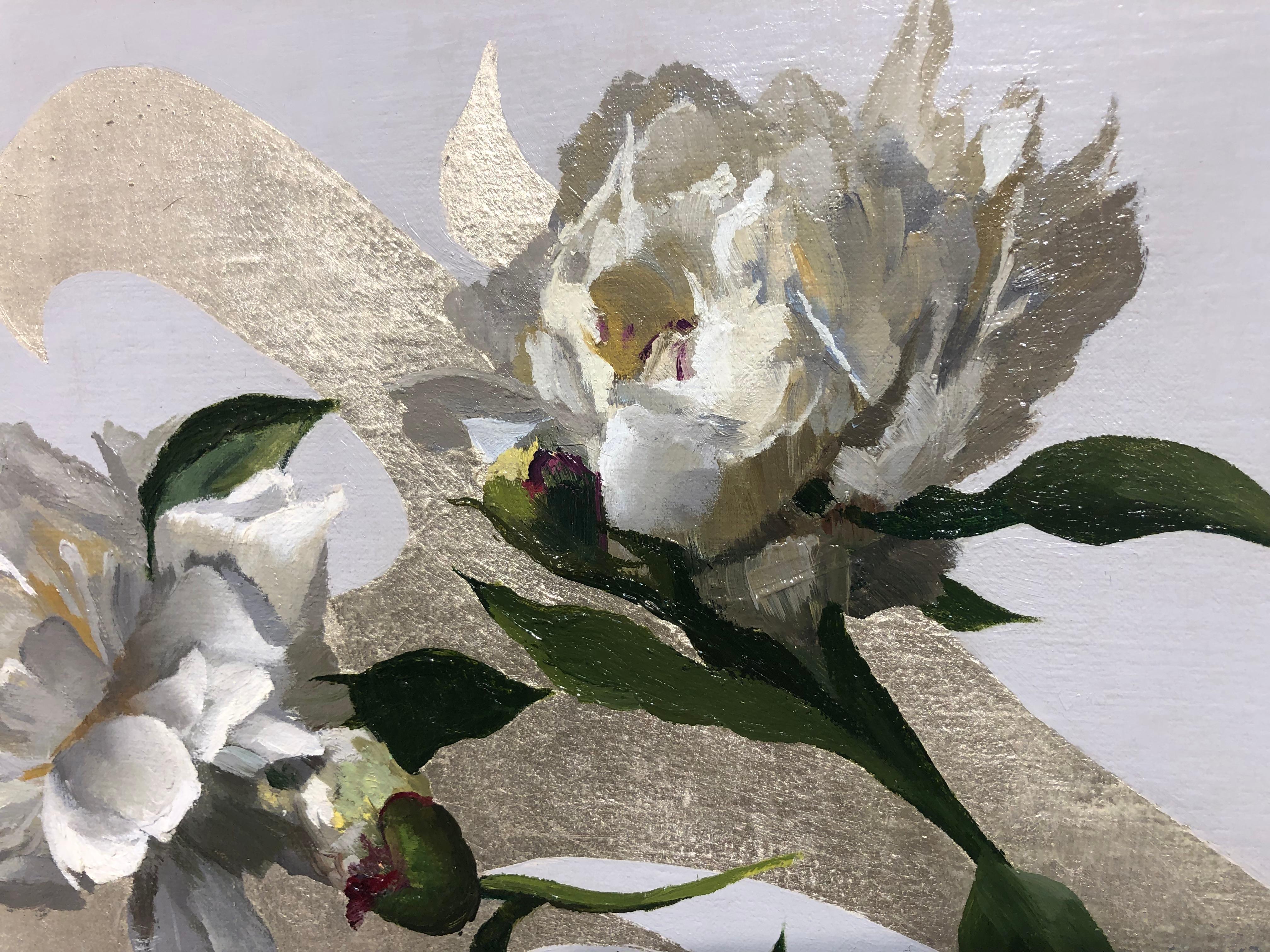 Peonías en luz blanca - Pintura al óleo con pan de oro blanco de 12 quilates, Mujer rubia - Still-Life Painting Marrón de Michael Van Zeyl