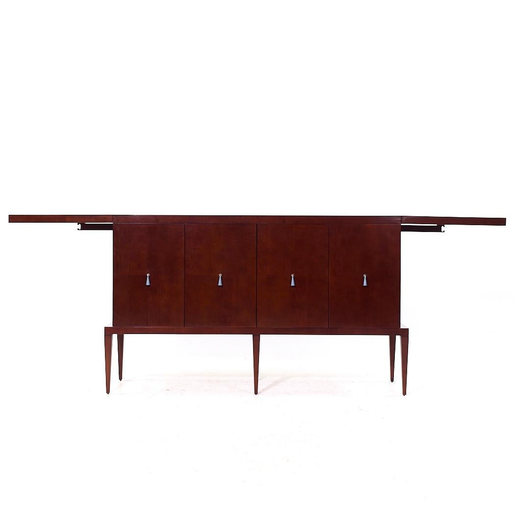 Michael Vanderbyl per Baker Furniture Archetype Credenza in mogano

Questa credenza misura: 64 larghezza x 18 profondità x 40 pollici di altezza
La larghezza estesa misura 110,5 pollici

Scattiamo le nostre foto in uno studio a illuminazione