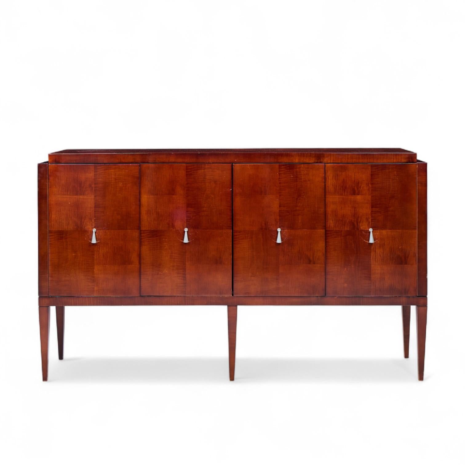 Credenza arquetipo de caoba Michael Vanderbyl para Baker Furniture

Este aparador mide 67,75 de ancho x 18 de fondo x 40 pulgadas de alto, la anchura con las dos hojas desplegables acopladas es de 113,75 pulgadas

Hacemos nuestras fotos en un