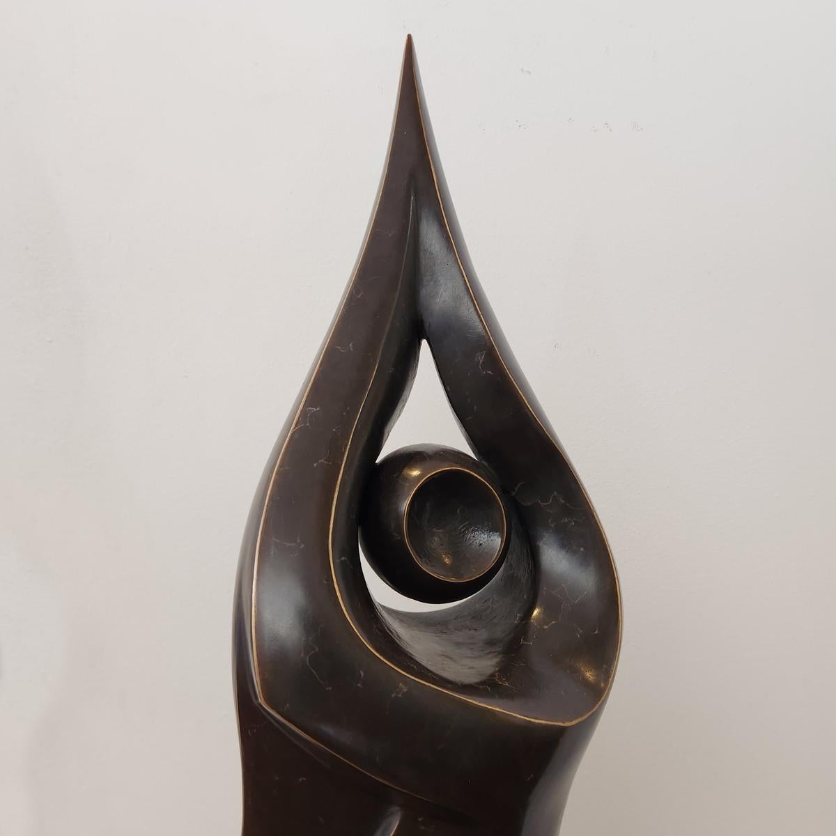 Entwined, Zeitgenössische Bronzeskulptur, Ausgabe 1 von 10 – Sculpture von Michael Vaynman