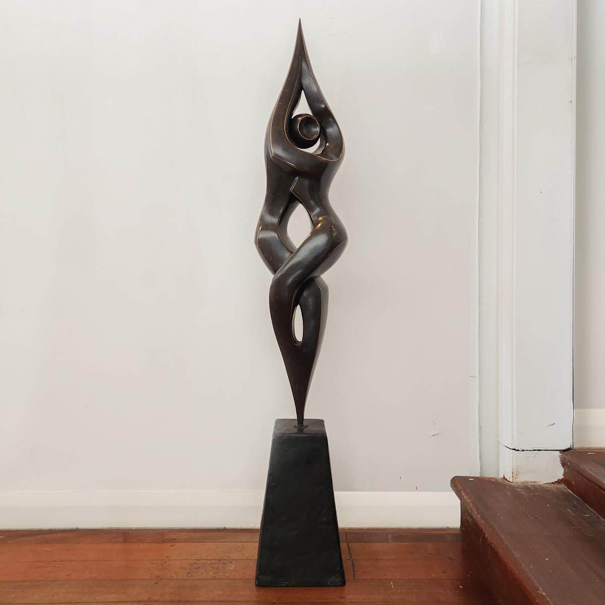 Entwined, Zeitgenössische Bronzeskulptur, Ausgabe 1 von 10 (Abstrakt), Sculpture, von Michael Vaynman