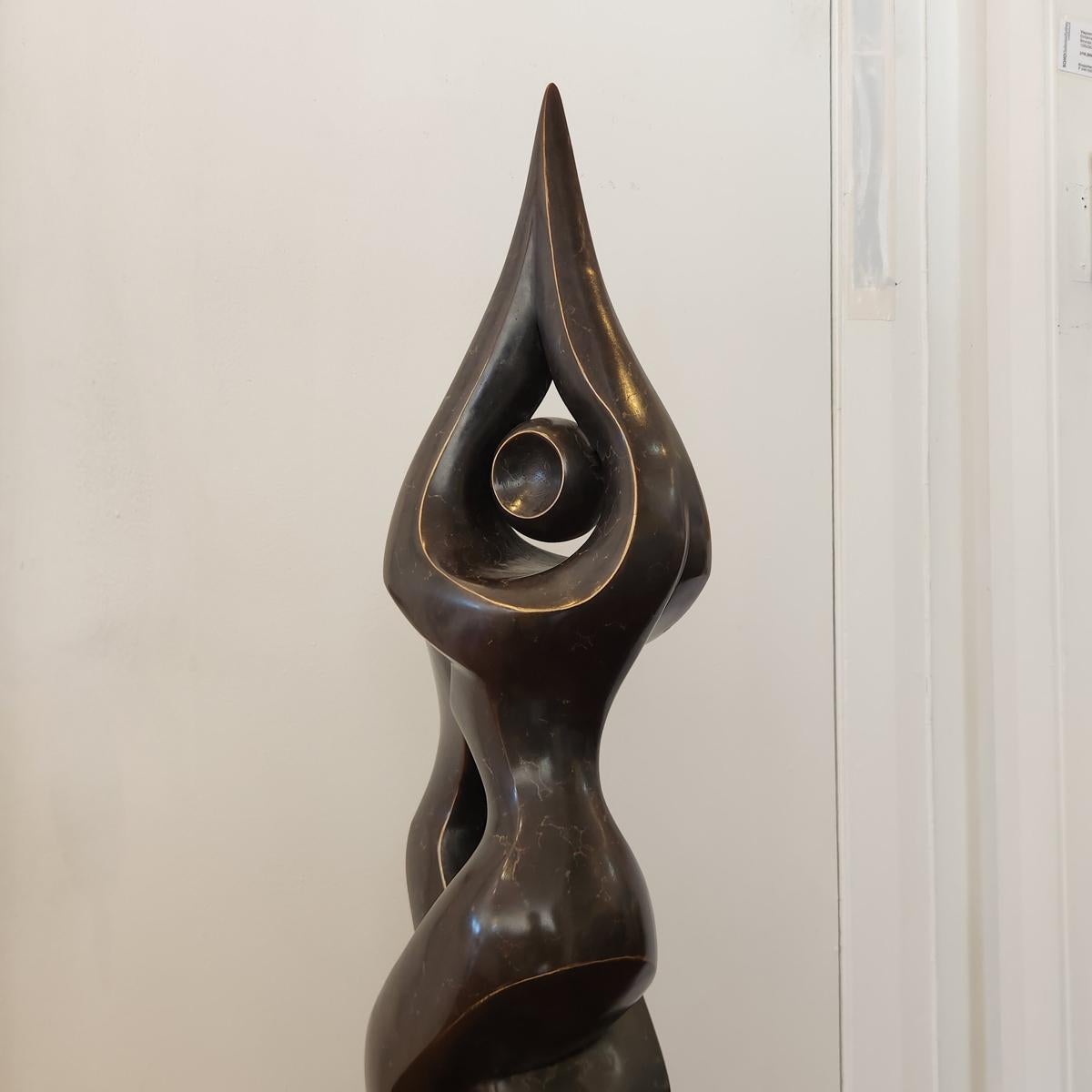 Entwined, Zeitgenössische Bronzeskulptur, Ausgabe 1 von 10 (Gold), Figurative Sculpture, von Michael Vaynman