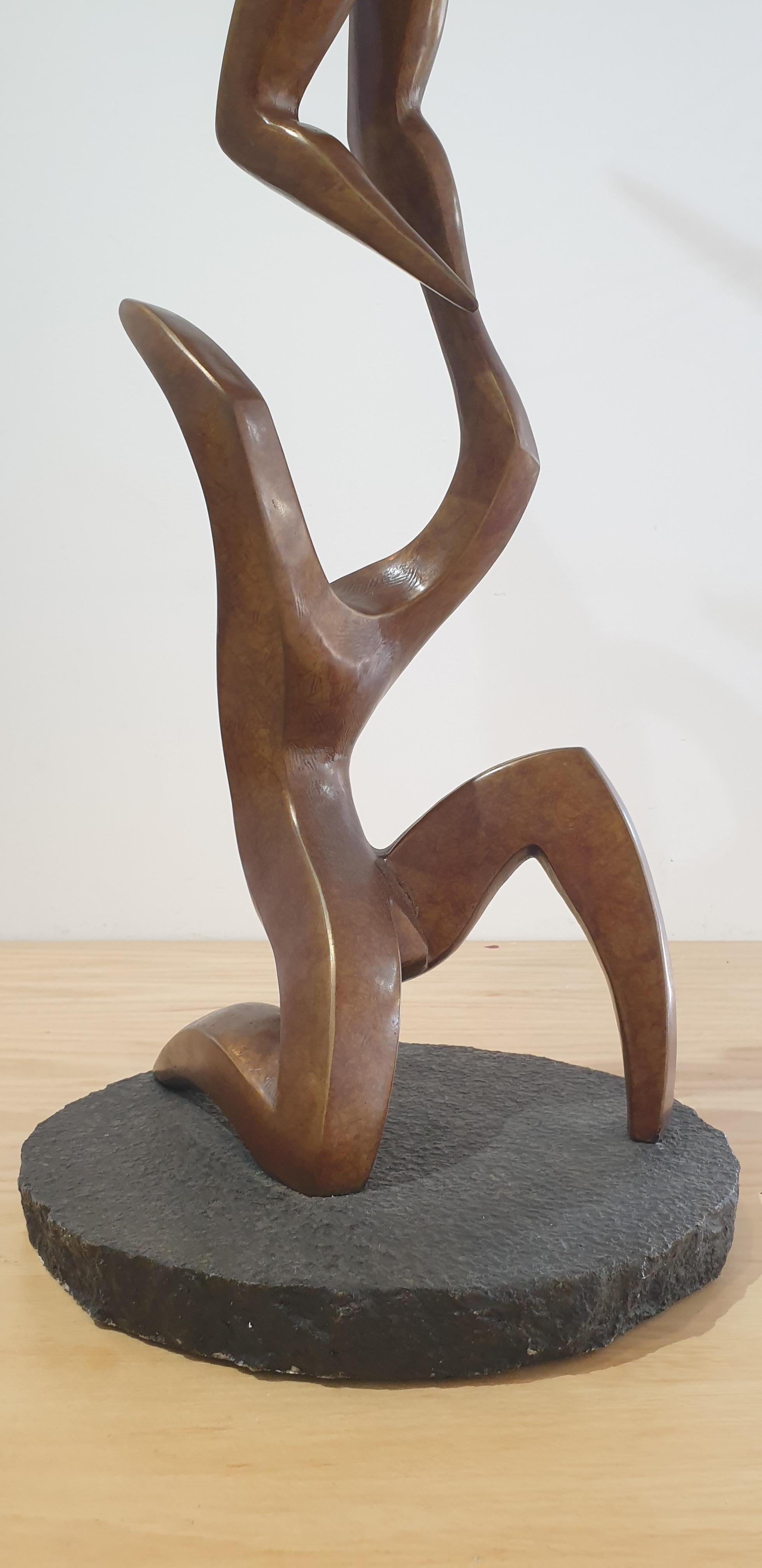 Flug , Zeitgenössische Bronze-Skulptur (Gold), Figurative Sculpture, von Michael Vaynman