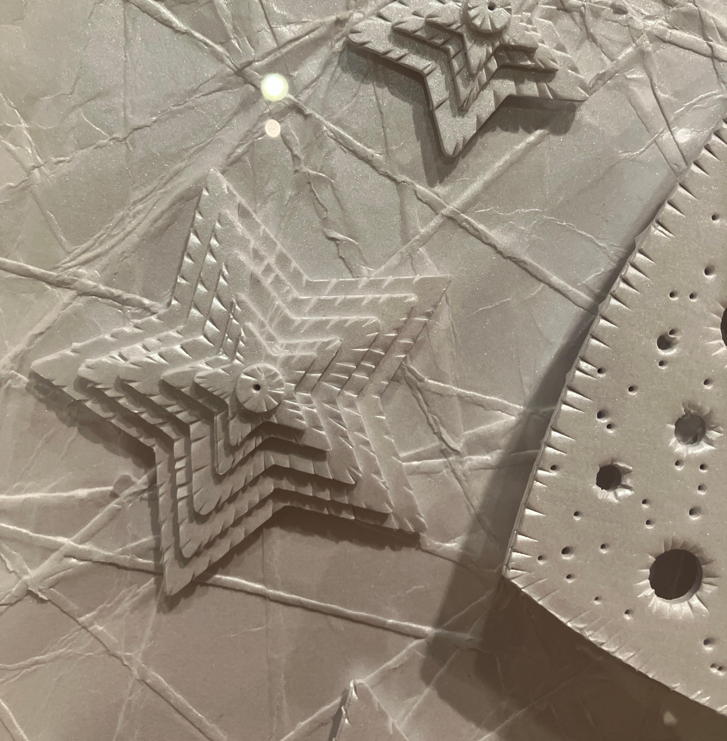 Sculpture en papier métallique 3D construite à la main, encadrée, fixée au mur, perspective en vente 2